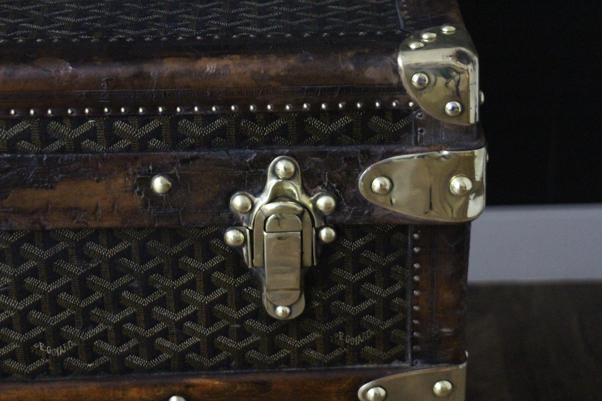 Baúl de cabina Goyard de los años 20 , Baúl Goyard de 110 cm en lona de chevrones Latón en venta