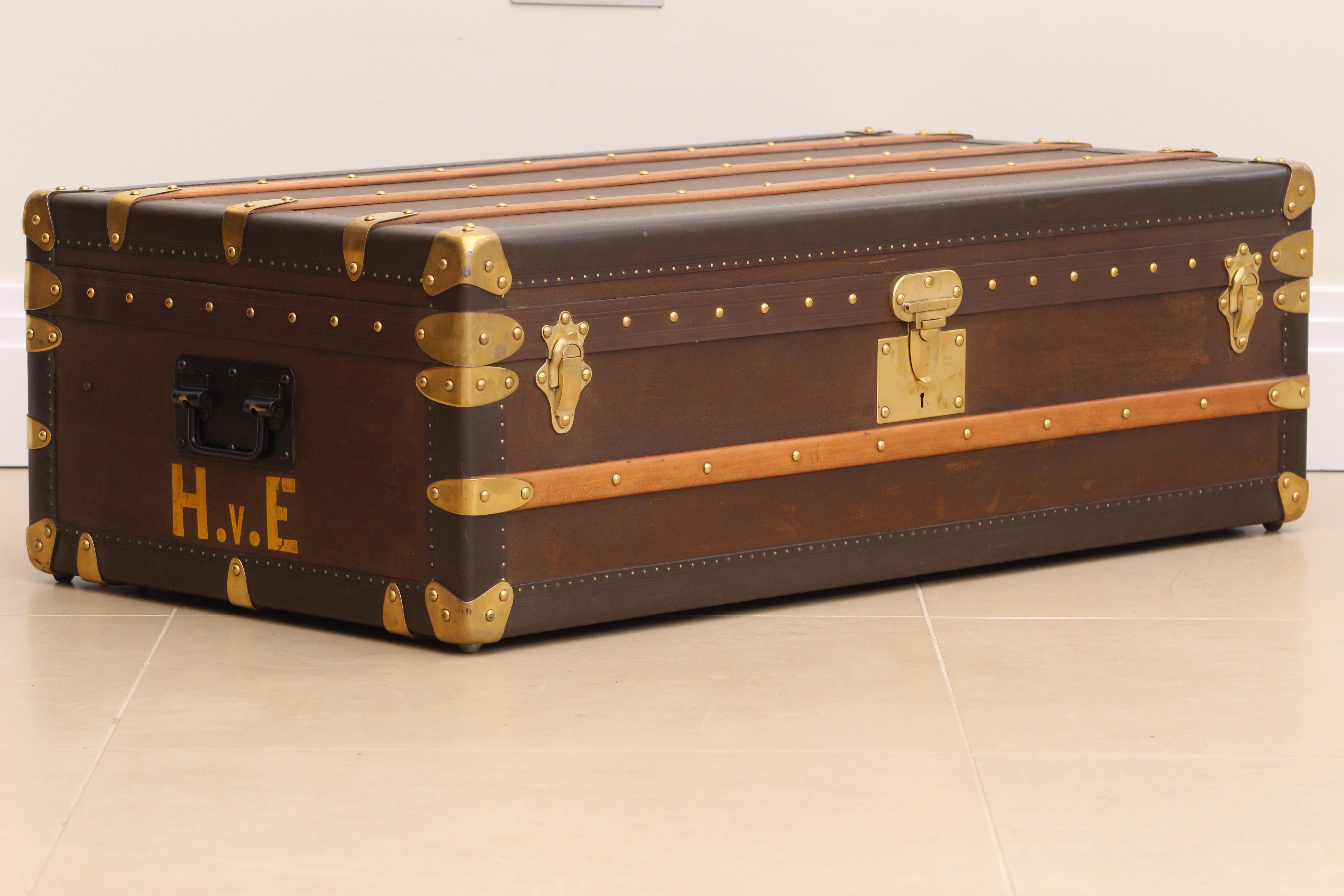 Die Goyard Cabin Trunk aus den 1920er Jahren ist ein bedeutendes Artefakt aus einer goldenen Ära, das zeitlose Eleganz und tadellose Handwerkskunst ausstrahlt. Dieser Koffer repräsentiert das Erbe von Goyard an Luxus und Innovation und verkörpert