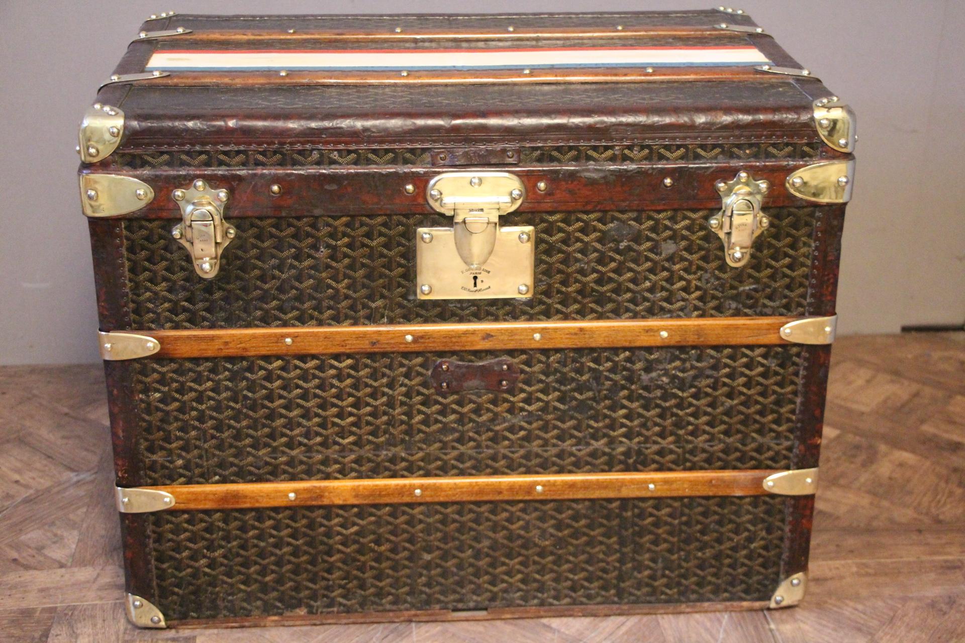 Top of the range Goyard hat trunk in the typical Goyard canvas,it features wood slats, leather trim, all brass fittings: corners, studs, Goyard stamped locks and side handles.
French flag all around and on its sides.
Beautiful and rich