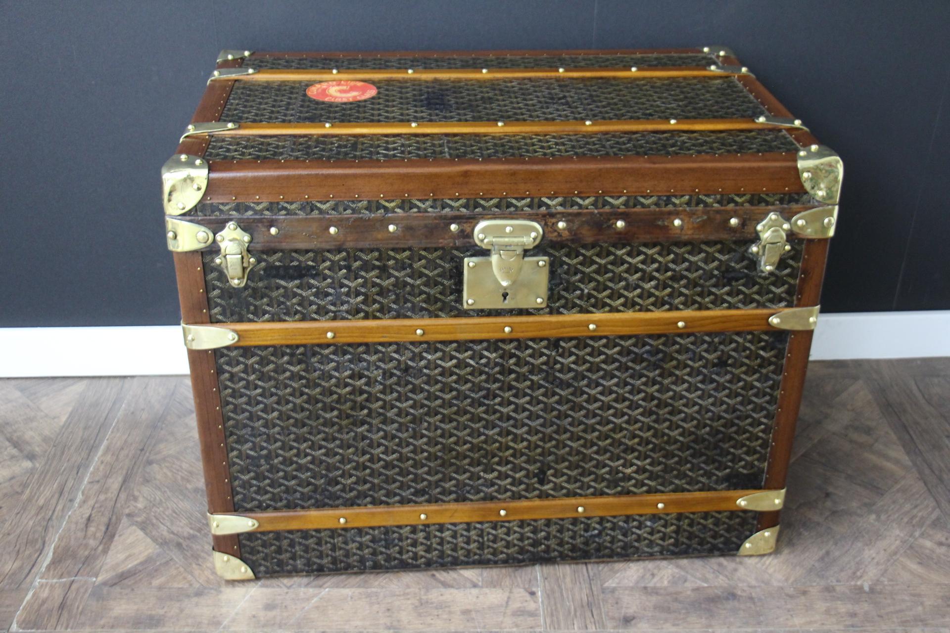 Este magnífico baúl para sombreros Goyard presenta la codiciadísima lona con estampado de galones, dos grandes asas laterales de piel, esquinas de latón macizo y cerraduras de latón grabado Goyard. Es todo de cuero de color marrón chocolate cálido .