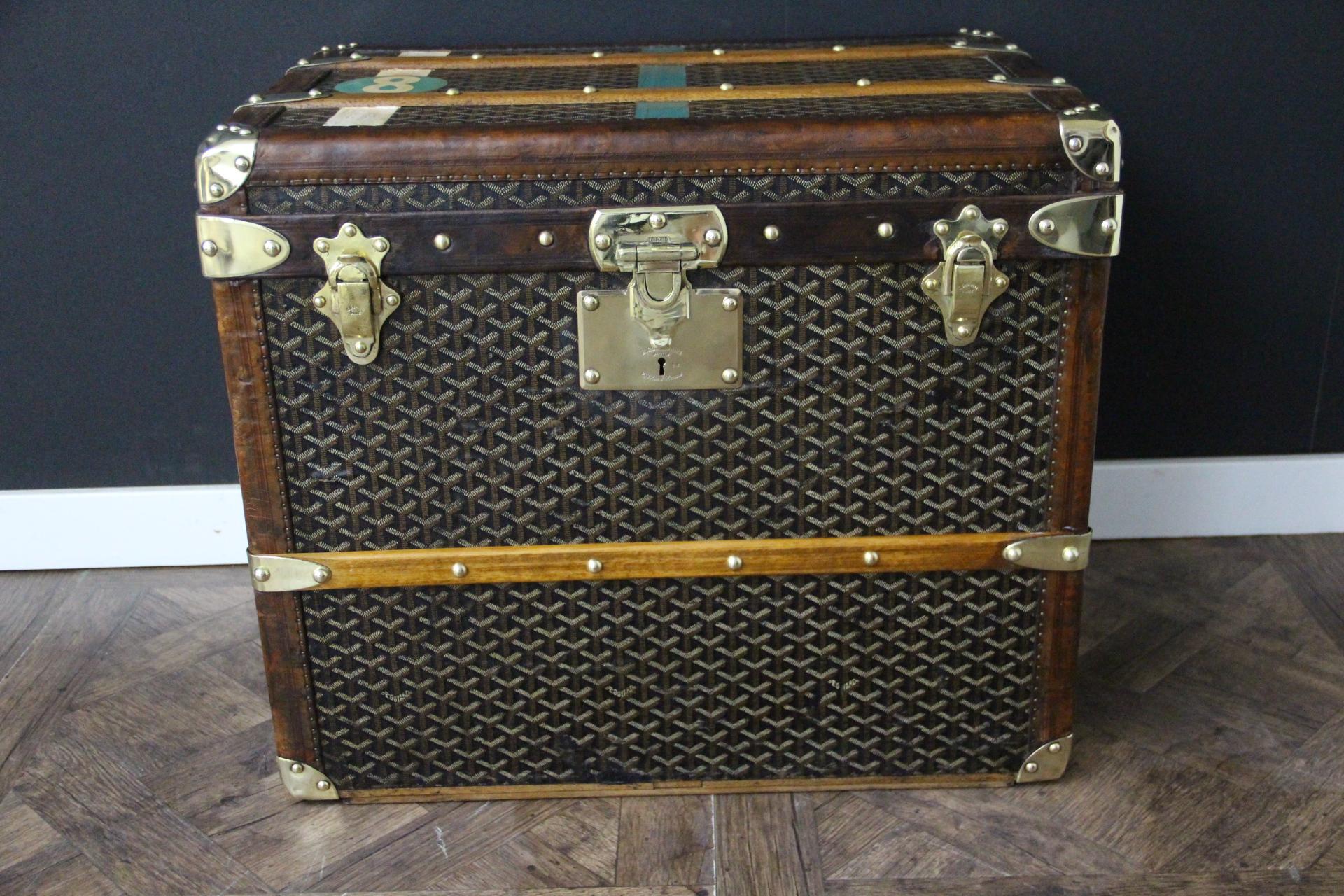 This magnificent Goyard hat trunk features the very sought after chevrons pattern canvas, two large Goyard engraved brass side handles, solid brass corners and Goyard engraved brass locks. Its all leather trim color is warm chocolate brown . It also
