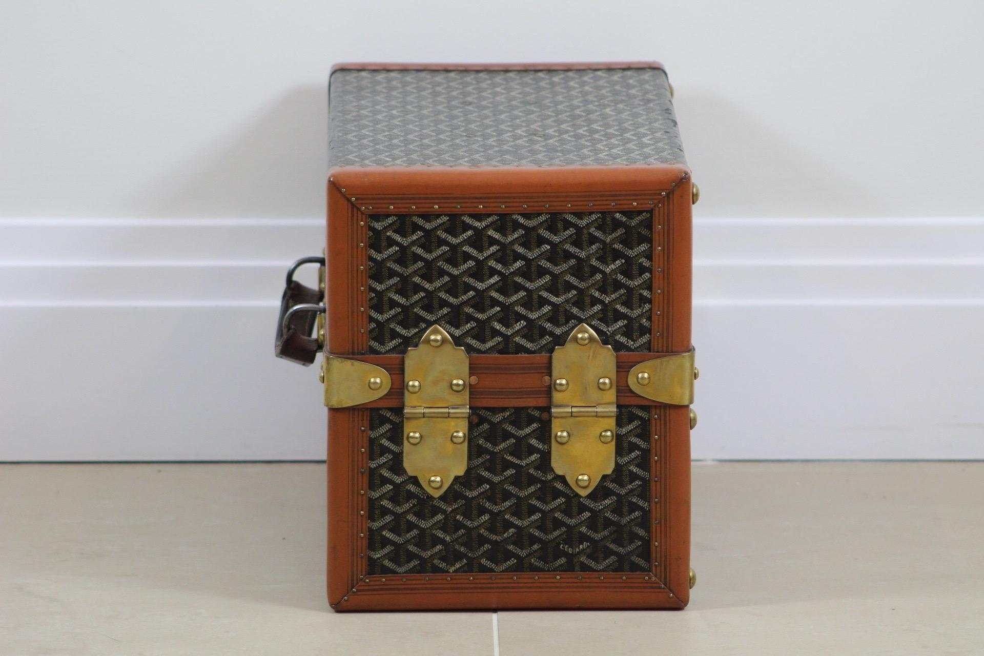 1920s Goyard Library Trunk in Iconic Chevron Canvas In Excellent Condition For Sale In London, GB
