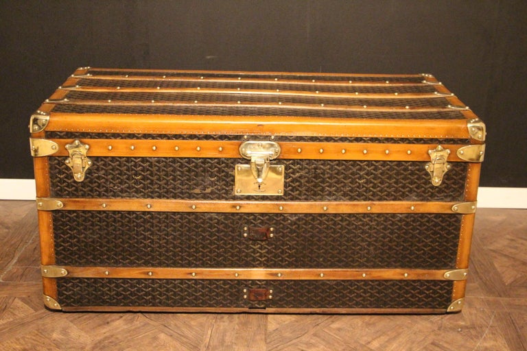 This Aine Goyard courrier trunk has got very nice proportions as well as a beautiful, warm patina.
It features its famous and sought after chevron canvas, its original solid brass Goyard stamped lock, solid brass stamped clasps and solid brass