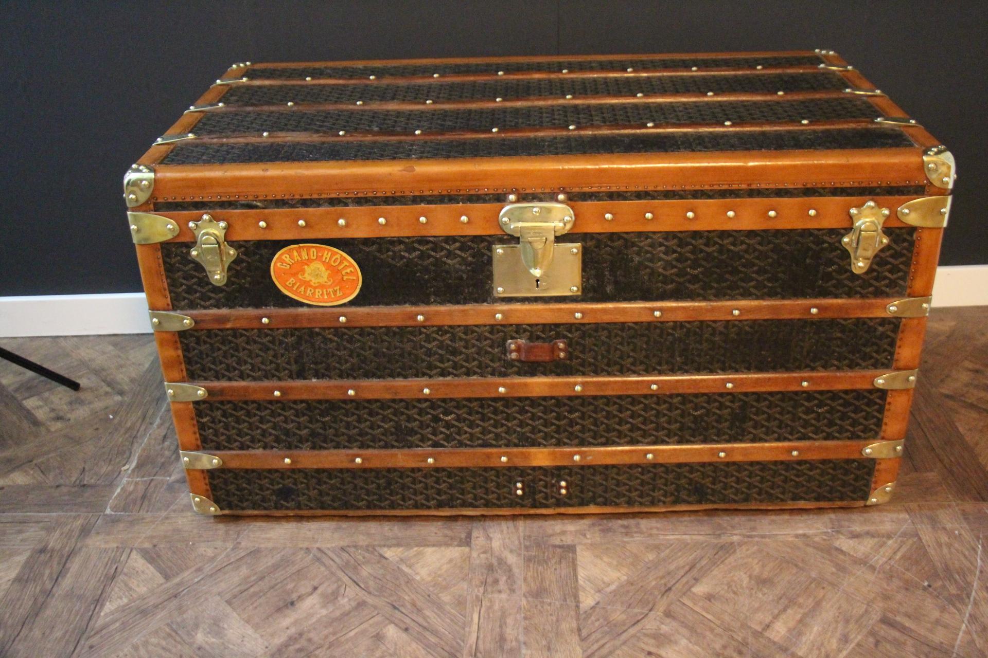 This Aine Goyard courrier trunk has got very nice proportions as well as a beautiful, warm patina.
It features its famous and sought after chevron canvas, its original solid brass Goyard stamped lock, solid brass stamped clasps and solid brass
