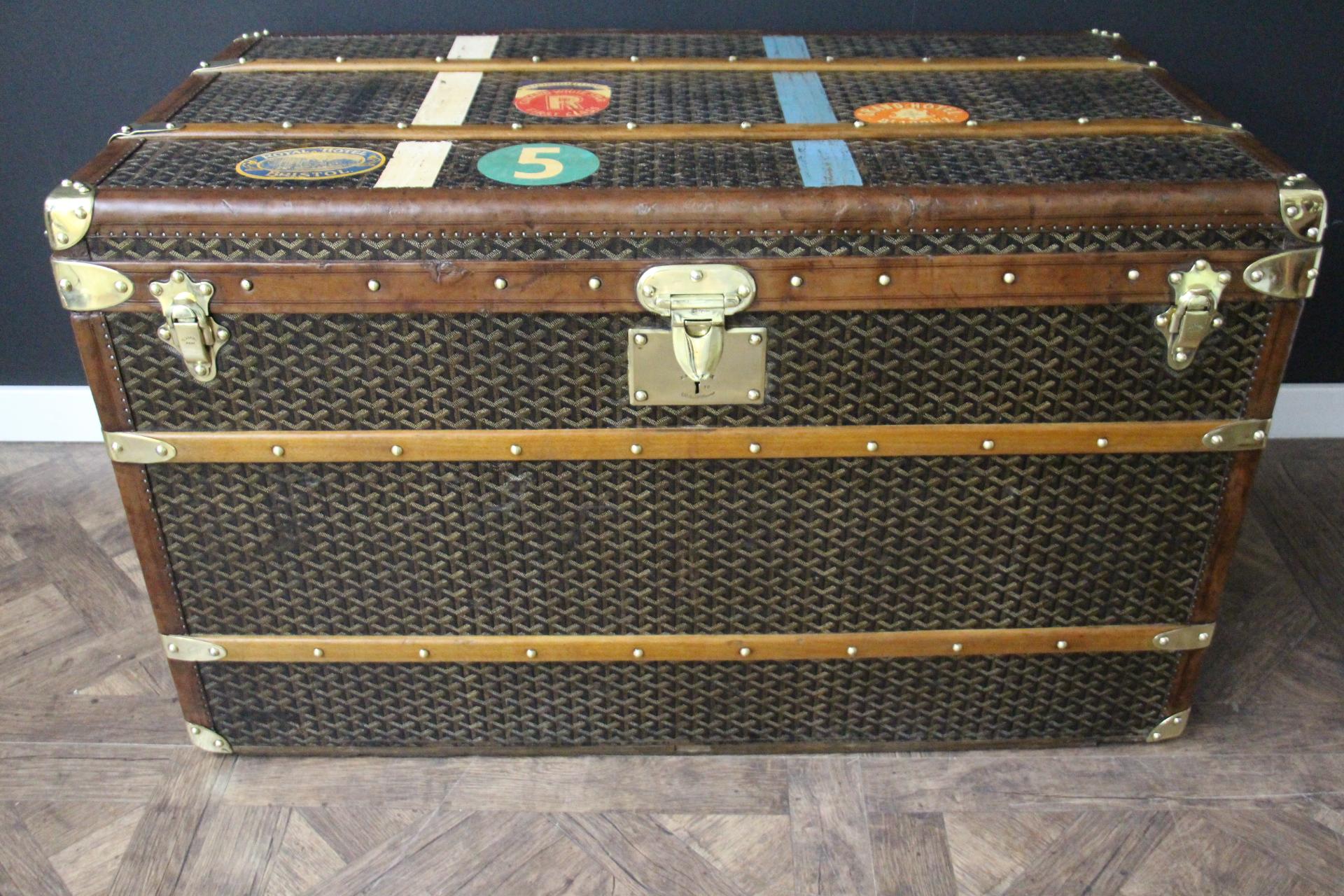 Este baúl courrier Aine Goyard tiene unas proporciones muy agradables, así como una hermosa y cálida pátina.
Presenta su famosa y codiciada lona chevron, su cerradura y cierres originales de latón macizo estampado Goyard, su tapicería de cuero color