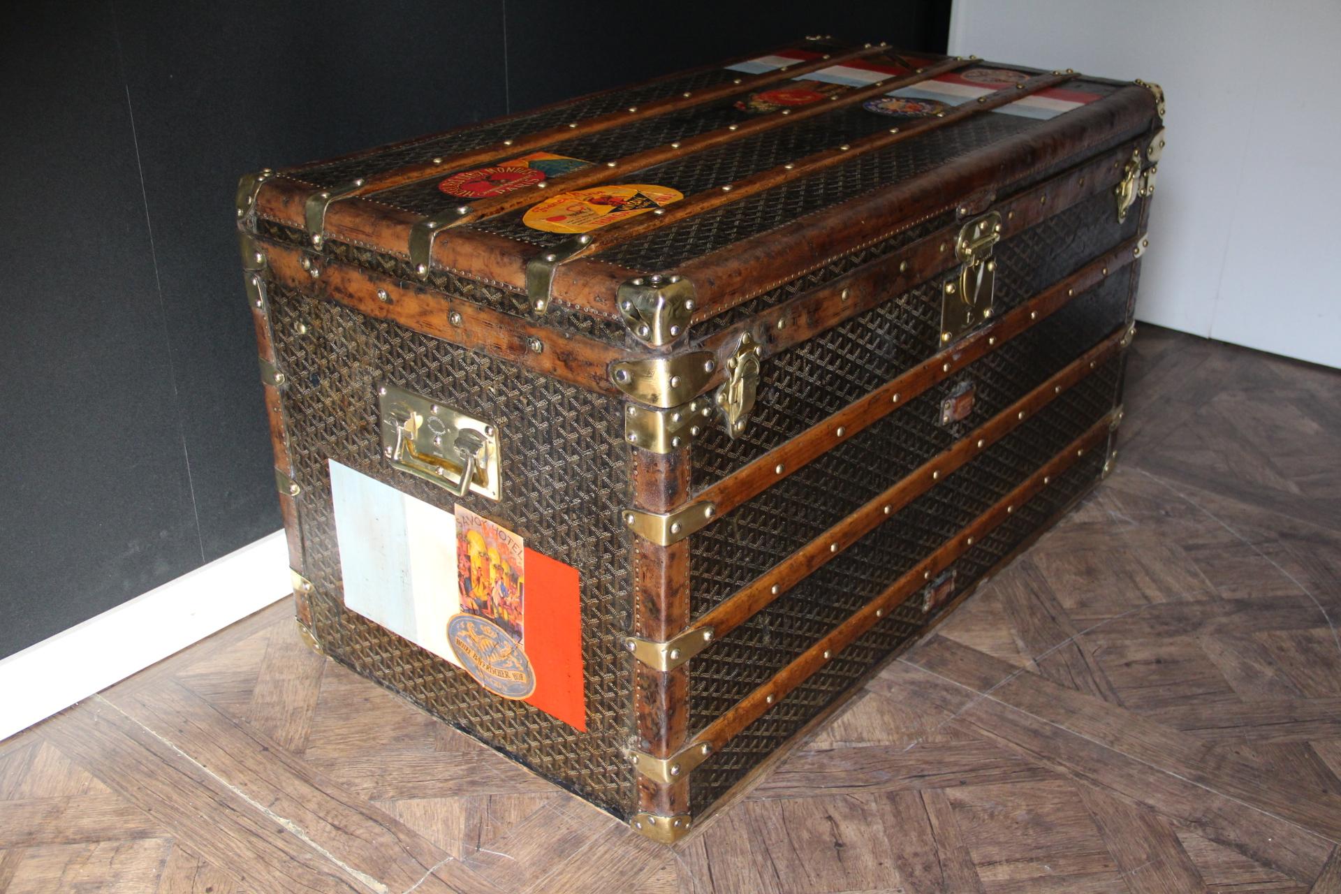 Cette malle courrier de Goyard présente de très belles proportions ainsi qu'une belle patine riche et chaleureuse.
Il est doté de sa célèbre et très recherchée toile à chevrons, de sa serrure d'origine en laiton massif estampillée Goyard et de ses