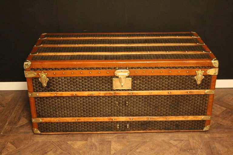This Aine Goyard courrier trunk has got very nice proportions as well as a beautiful, warm patina.
It features its famous and sought after chevron canvas, its original solid brass Goyard stamped lock, solid brass stamped clasps and solid brass