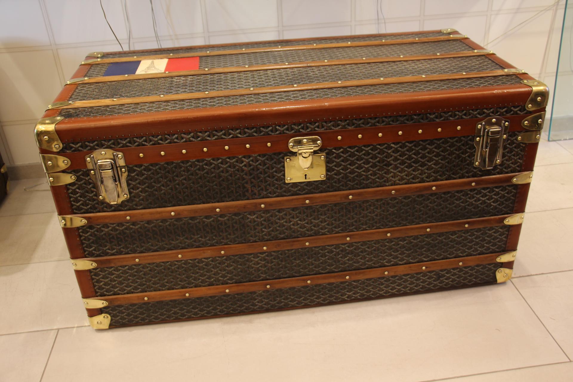 This Aine Goyard courrier trunk has got very nice proportions as well as a beautiful, warm patina.
It features its famous and sought after chevron canvas, its original solid brass Goyard stamped lock, its honey color trim and its large leather side