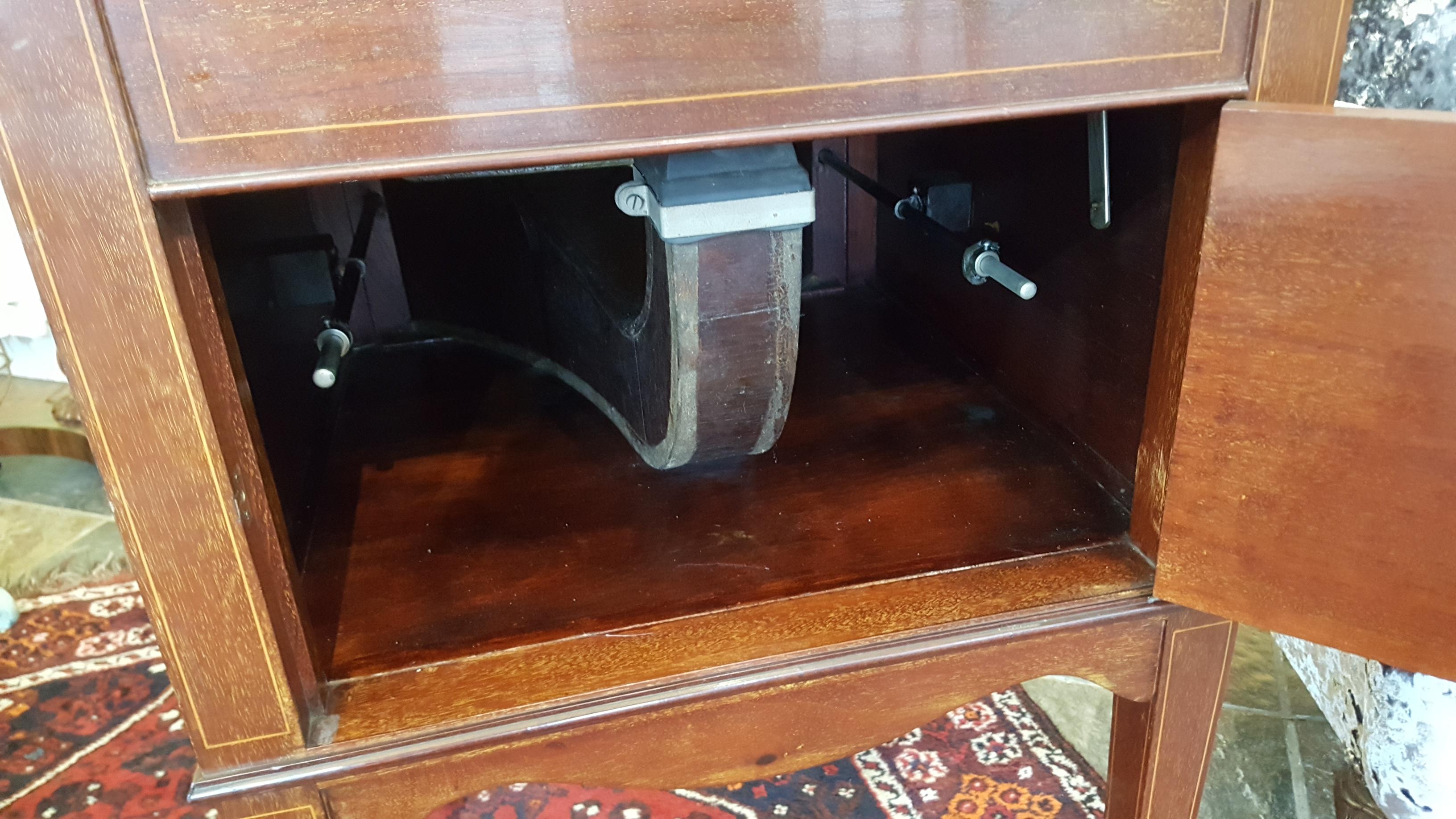 1920s Grahams Gramophone in Cabinet In Good Condition For Sale In Altrincham, Cheshire