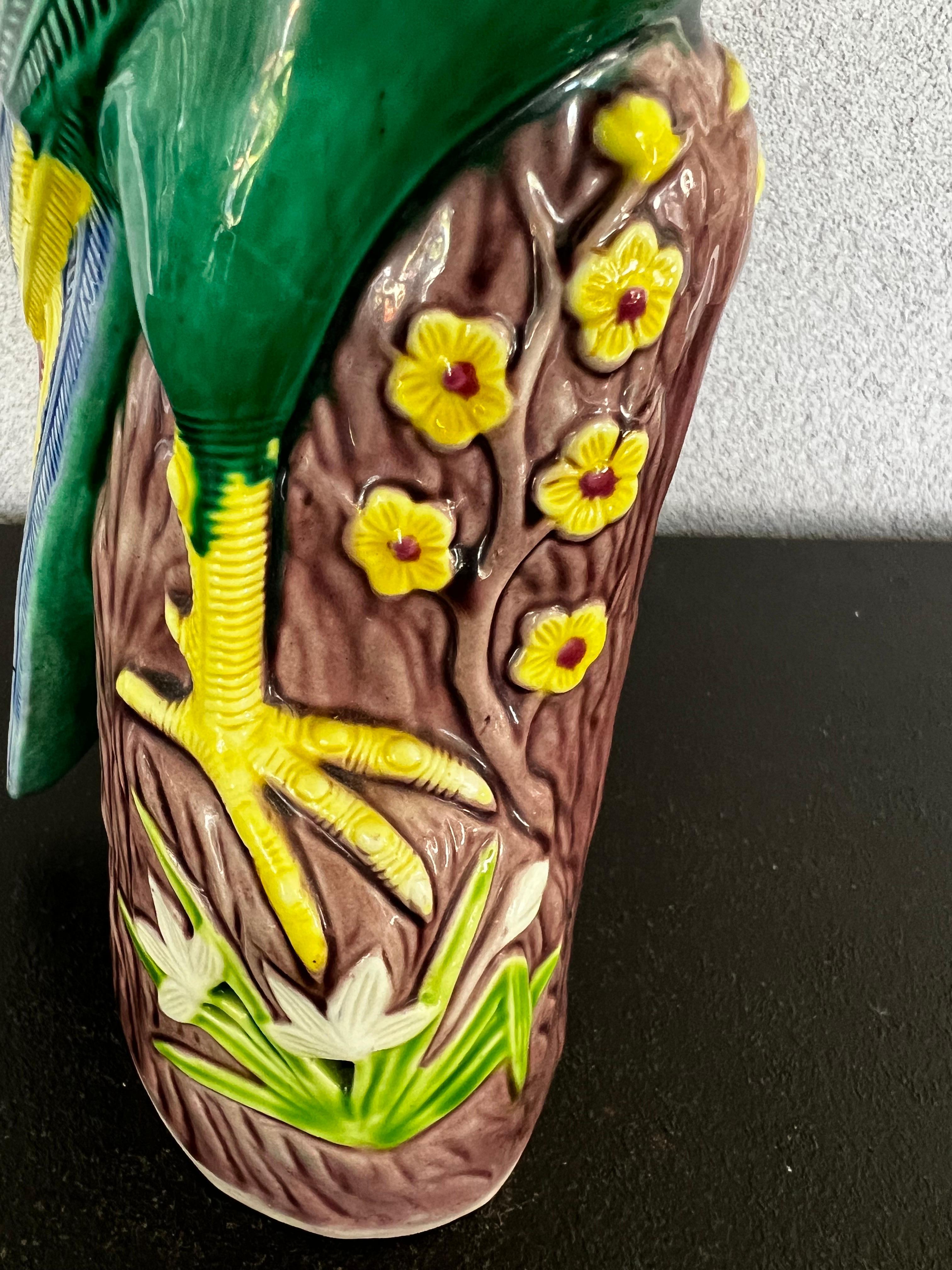 Schöner japanischer Papagei aus Porzellan der Vorkriegszeit von 1920 in sattem Grün und Rosatönen. Stück ist auf der Unterseite gestempelt 
Handbemalt, sehr detailliert mit schönen Blumen 

