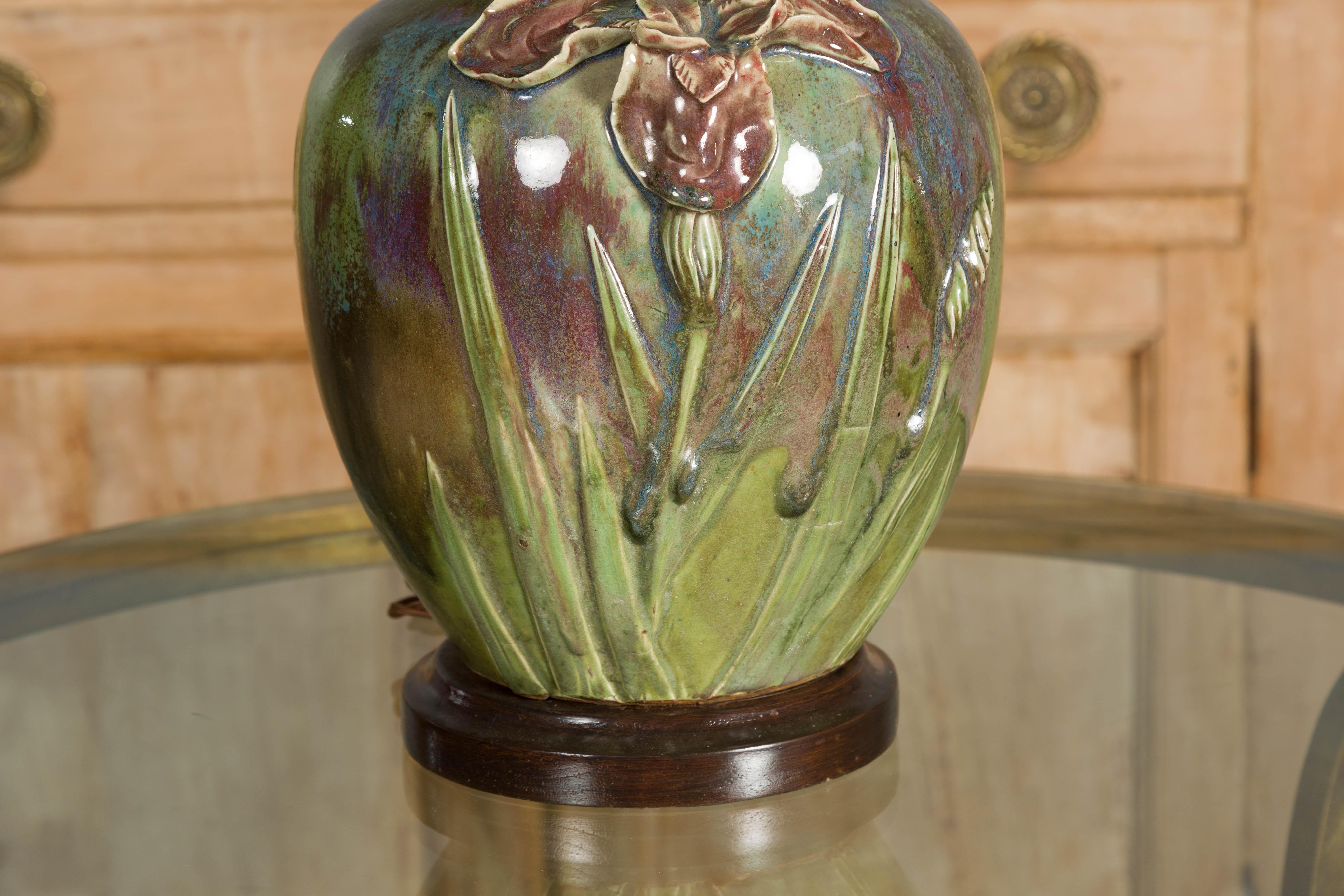 Lampe de table en poterie verte des années 1920 avec motif floral en relief sur socle en bois, câblée en vente 4