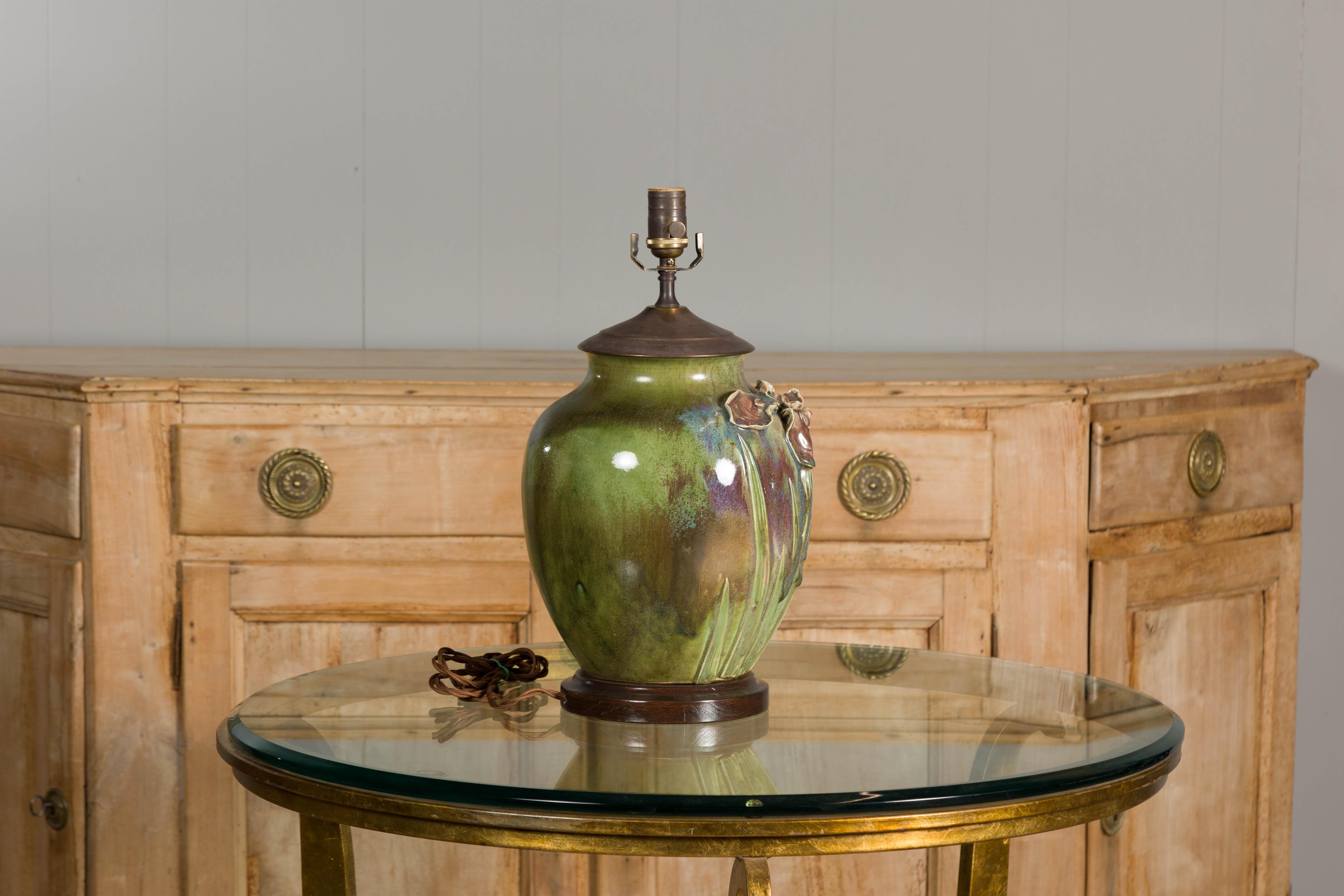 Lampe de table en poterie verte des années 1920 avec motif floral en relief sur socle en bois, câblée en vente 5