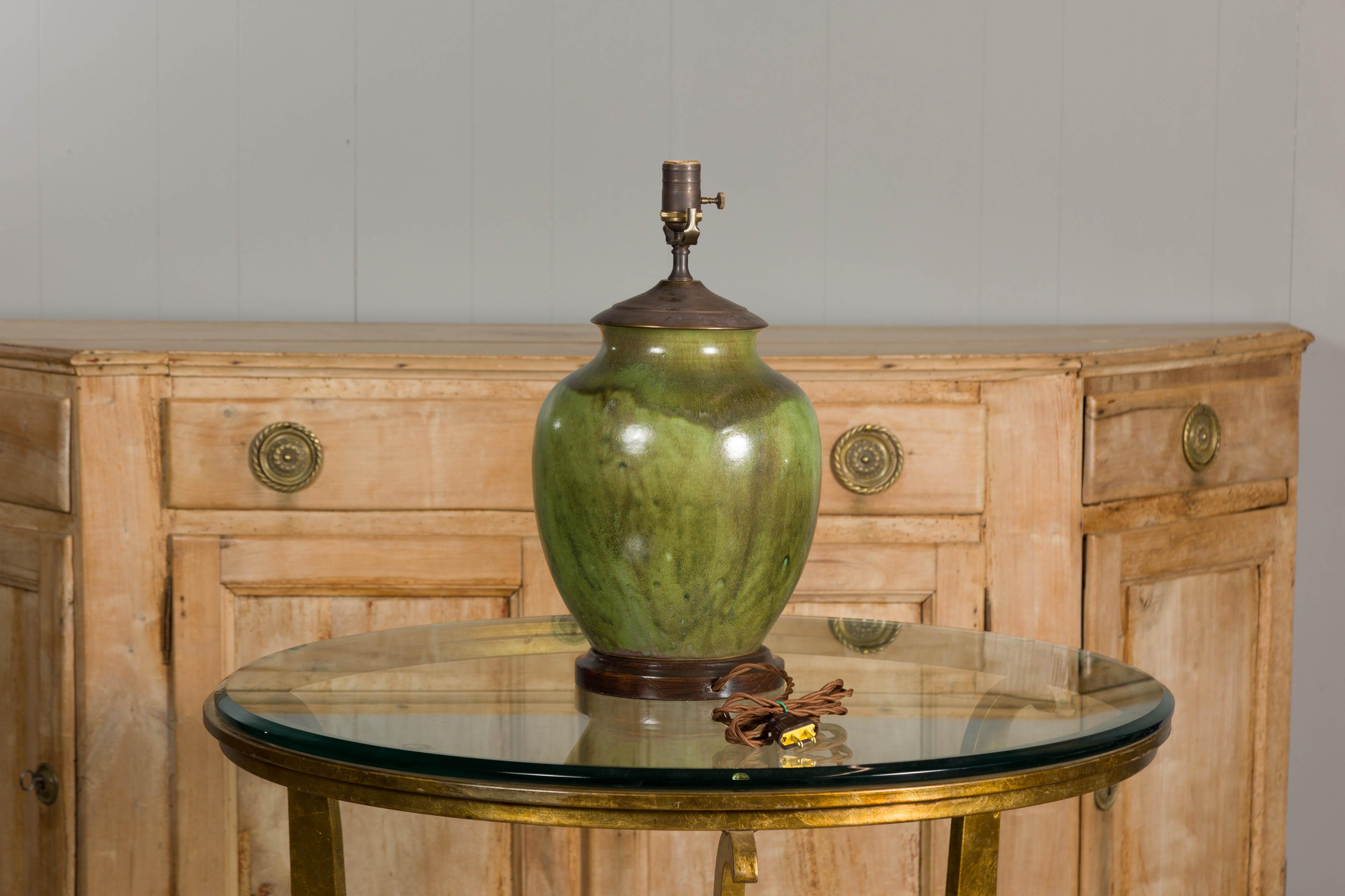 Lampe de table en poterie verte des années 1920 avec motif floral en relief sur socle en bois, câblée en vente 6