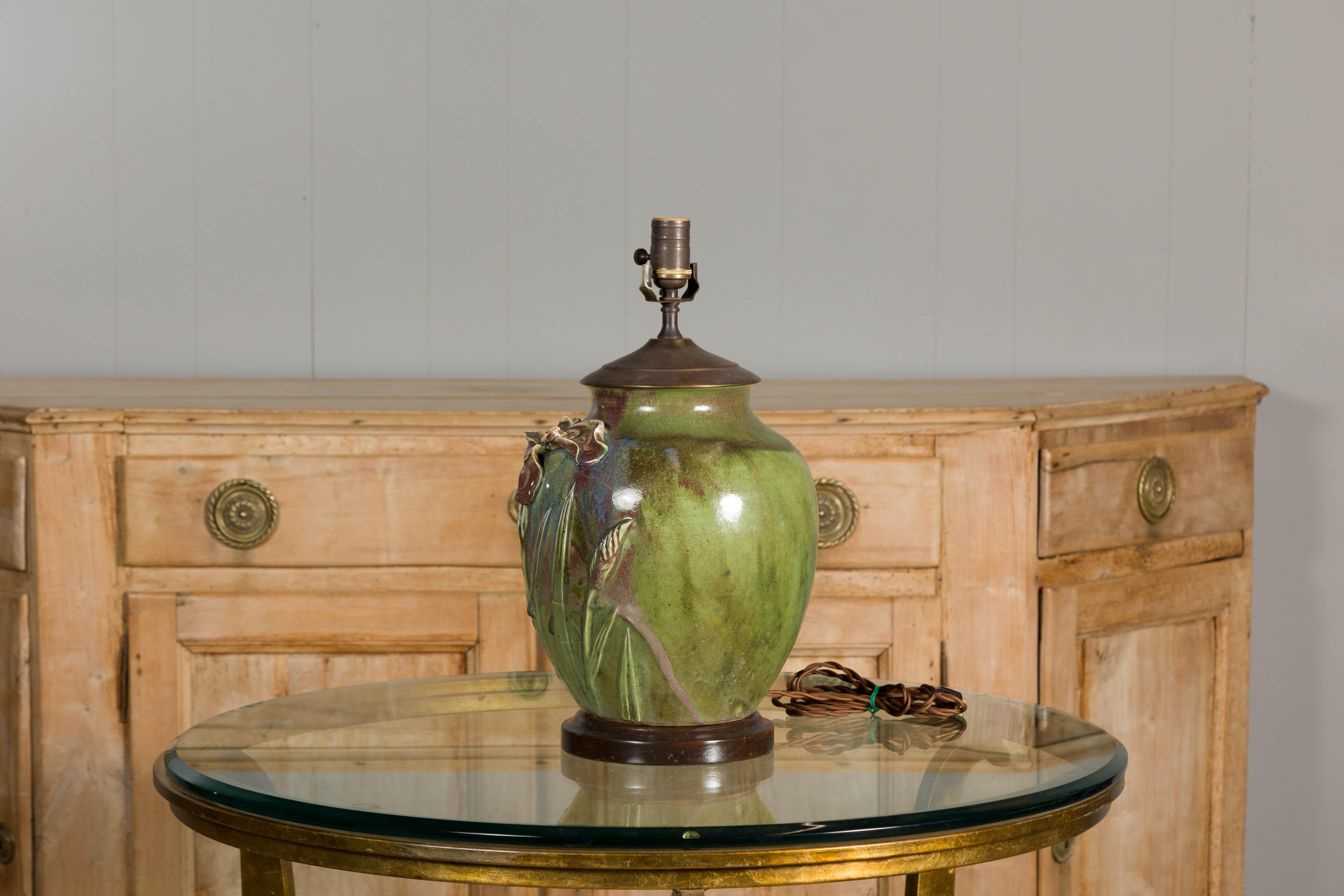 Lampe de table en poterie verte des années 1920 avec motif floral en relief sur socle en bois, câblée en vente 8