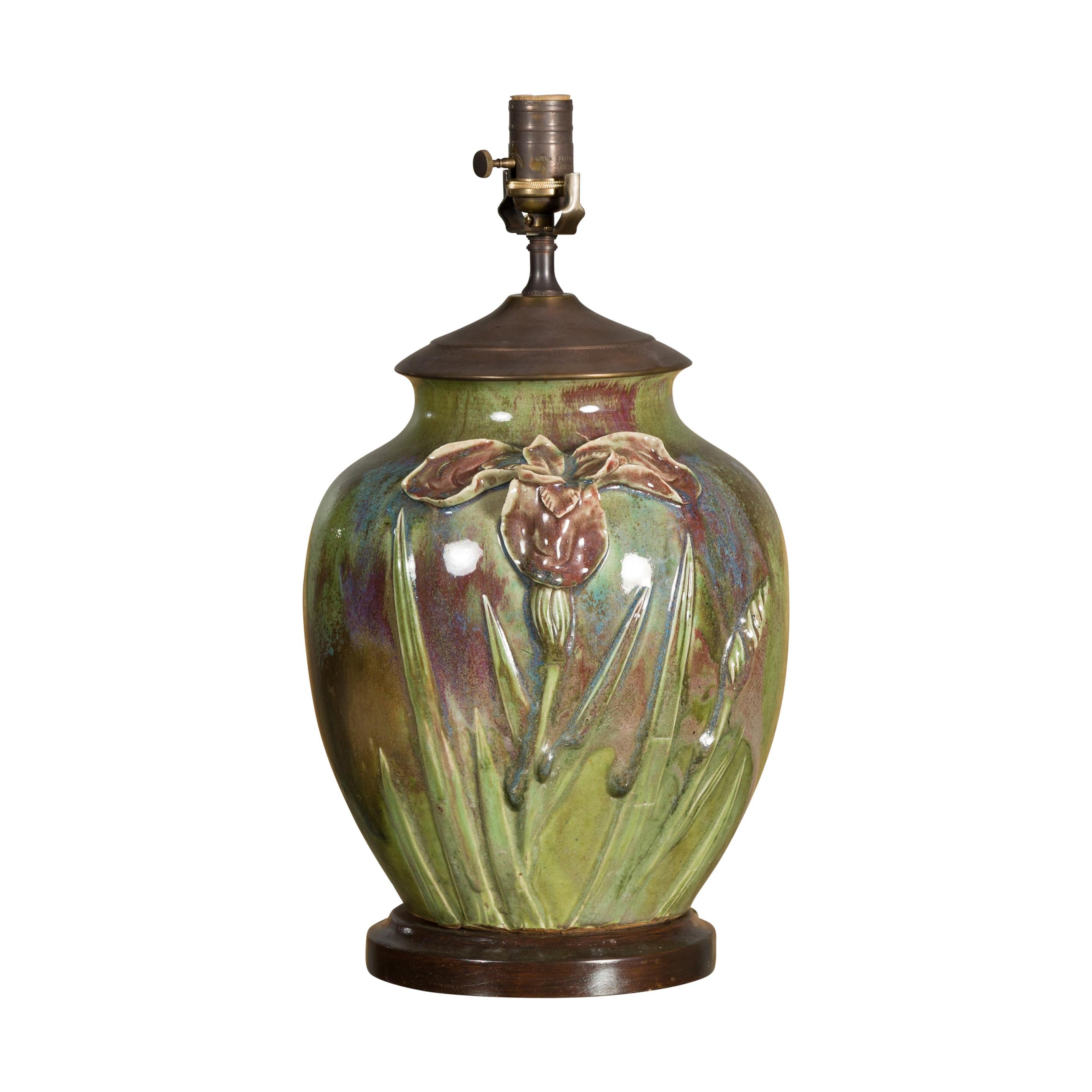 Lampe de table en poterie verte des années 1920 avec motif floral en relief sur socle en bois, câblée en vente 9