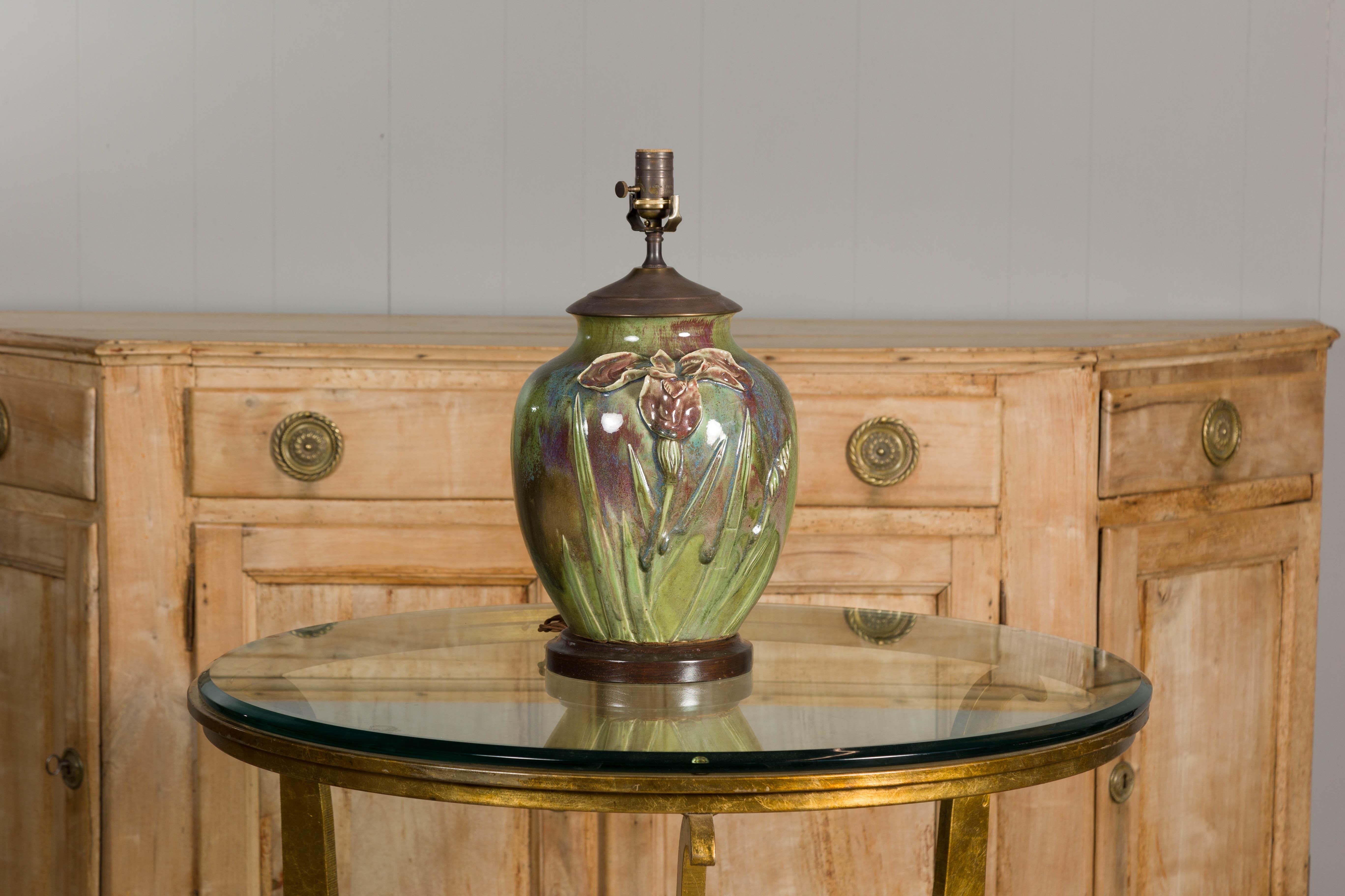 Vernissé Lampe de table en poterie verte des années 1920 avec motif floral en relief sur socle en bois, câblée en vente