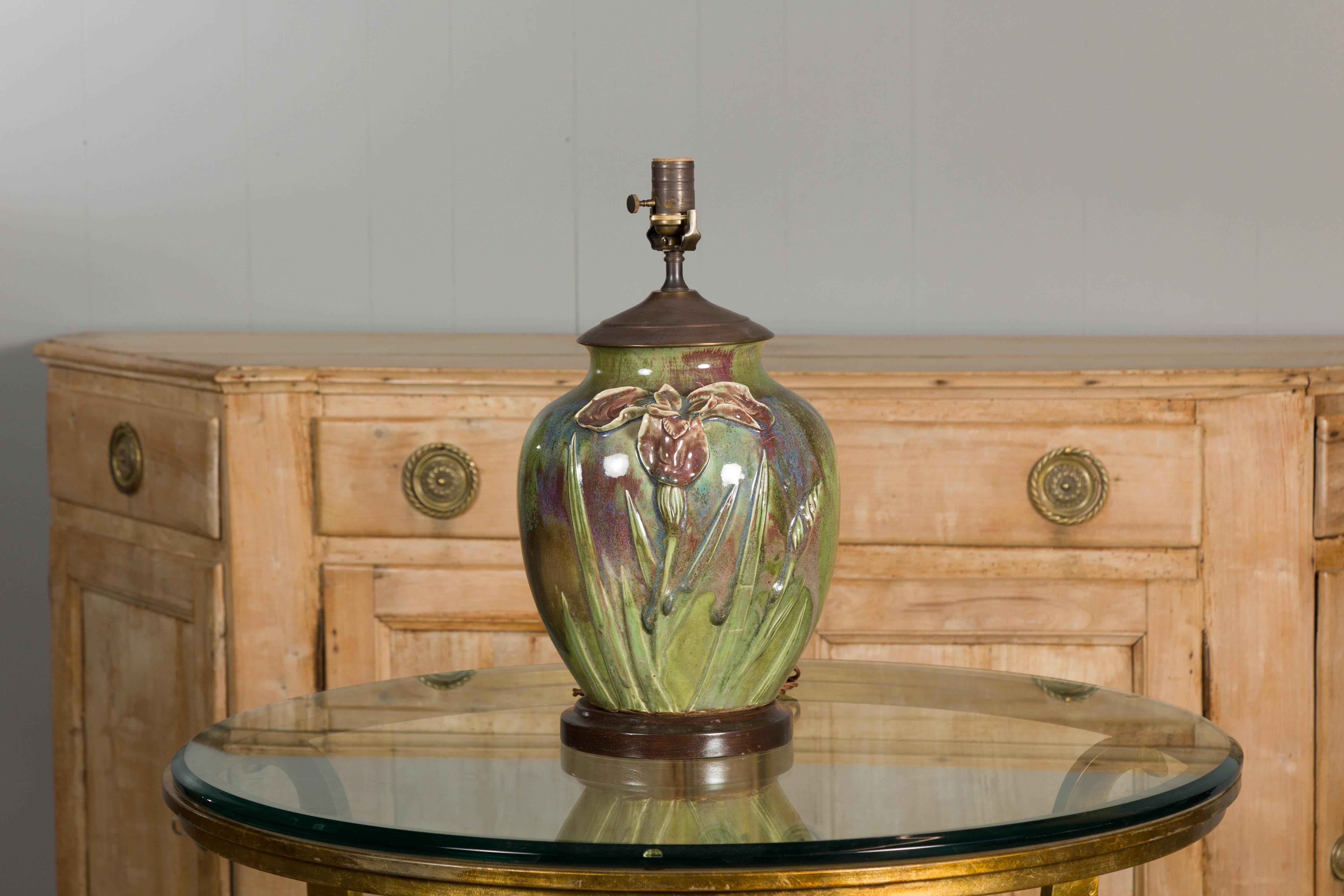 20ième siècle Lampe de table en poterie verte des années 1920 avec motif floral en relief sur socle en bois, câblée en vente