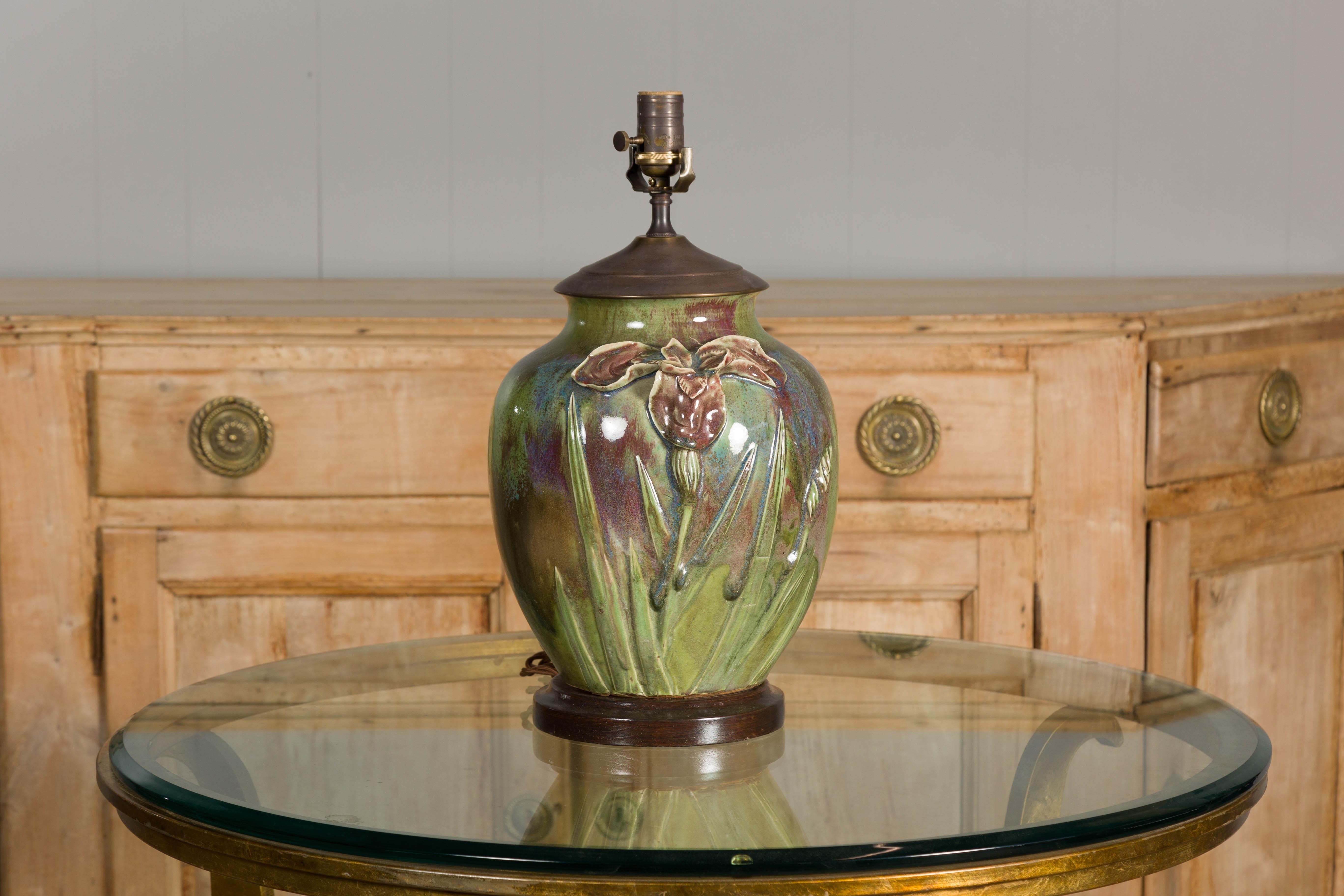 Lampe de table en poterie verte des années 1920 avec motif floral en relief sur socle en bois, câblée en vente 1