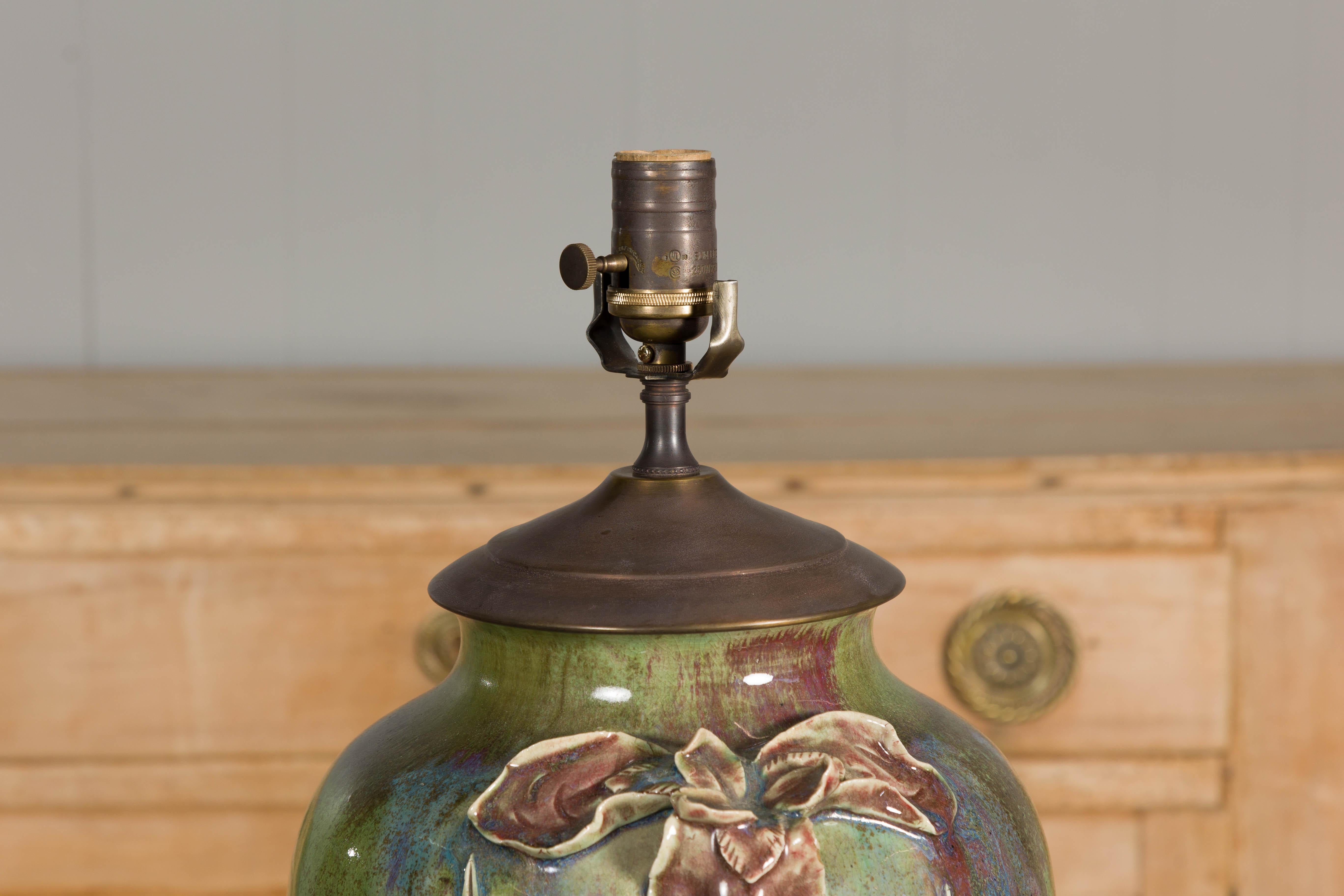 Lampe de table en poterie verte des années 1920 avec motif floral en relief sur socle en bois, câblée en vente 2