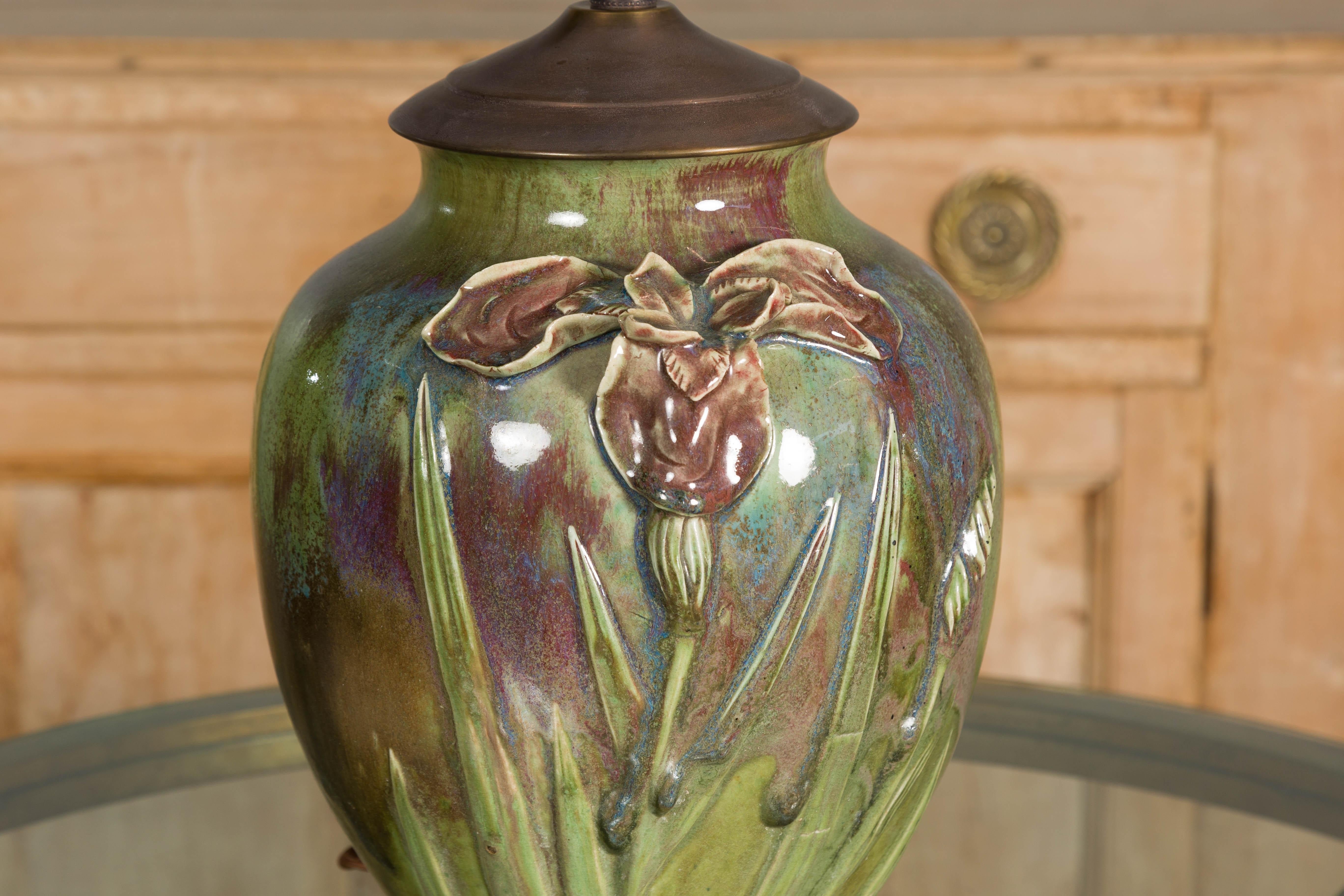 Lampe de table en poterie verte des années 1920 avec motif floral en relief sur socle en bois, câblée en vente 3