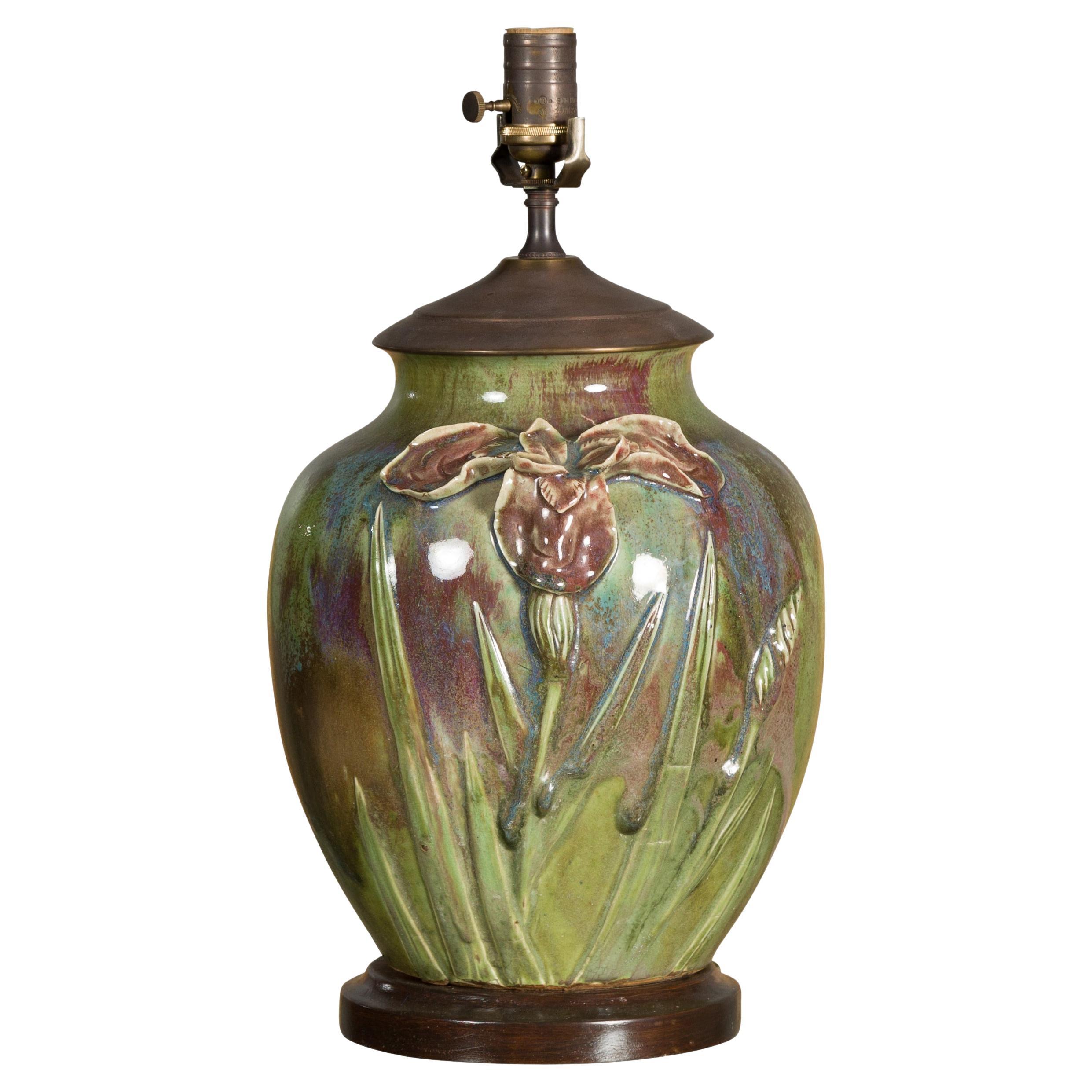 Lampe de table en poterie verte des années 1920 avec motif floral en relief sur socle en bois, câblée