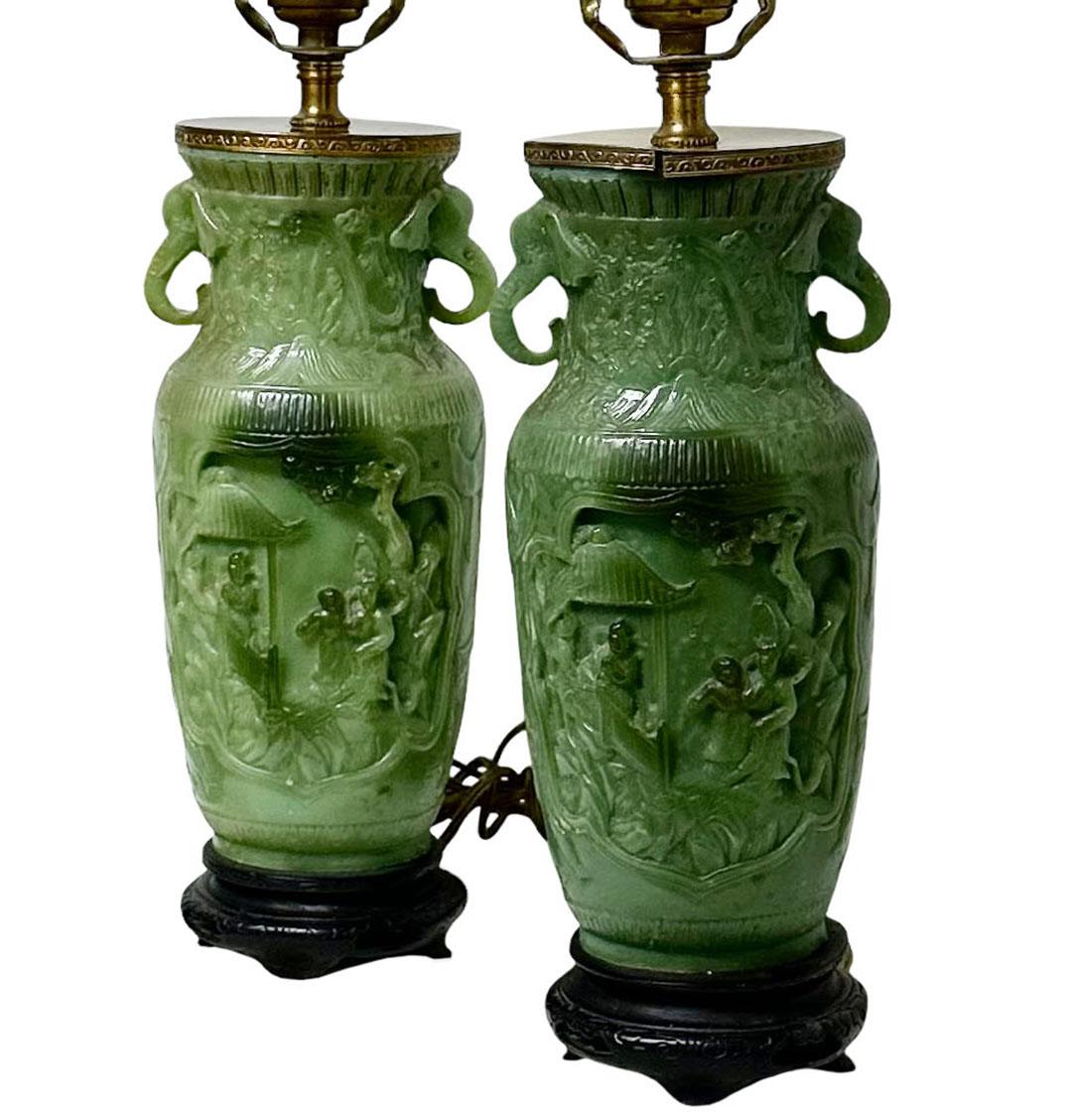 La paire de lampes vertes n'est pas en jade, mais elle est fabriquée pour ressembler à du jade et est dans le goût des Chinois. Il s'agit d'une composition magnifiquement réalisée avec des éléphants sur les côtés et une scène de tribunal au milieu.