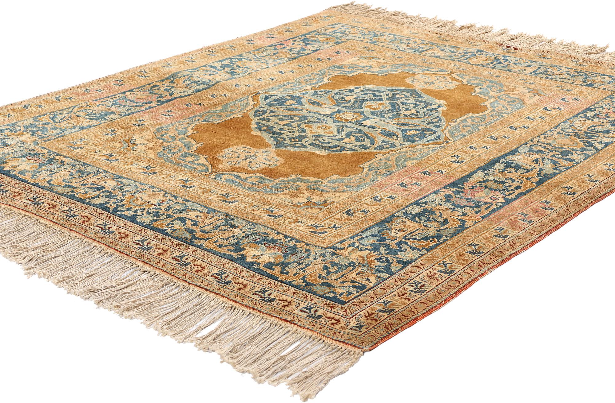 79132 Haji Jalili Antique Persian Tabriz Rug, 04'00 x 04'11. Ce tapis ancien persan de Tabriz en coton et en soie, attribué aux ateliers renommés de Haji Jalili, présente le summum des traditions de tissage classiques combinées à un savoir-faire