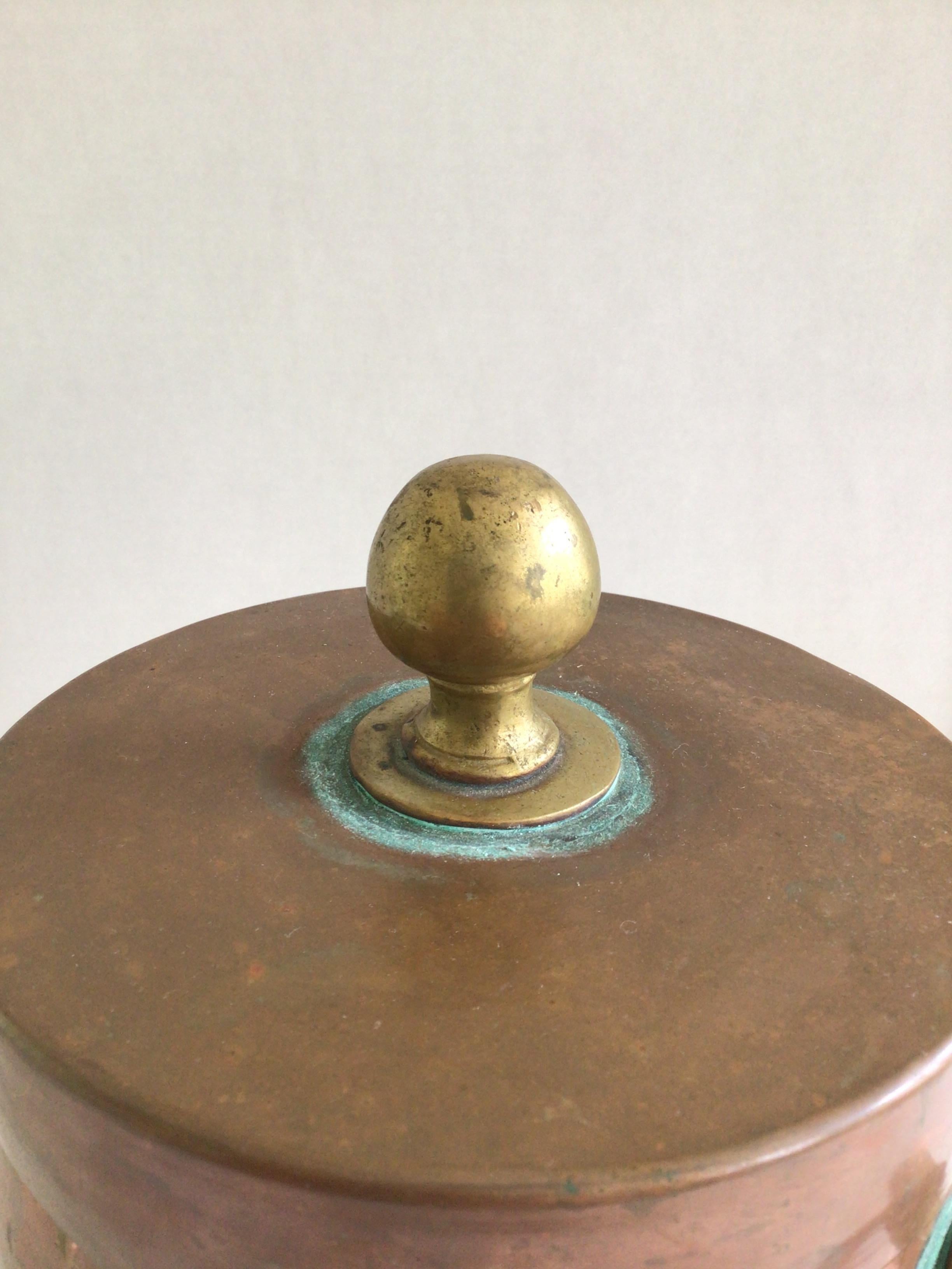 1920s Hammered Copper Ice Bucket with Brass Feet, Handles, and Knob In Good Condition For Sale In Tarrytown, NY