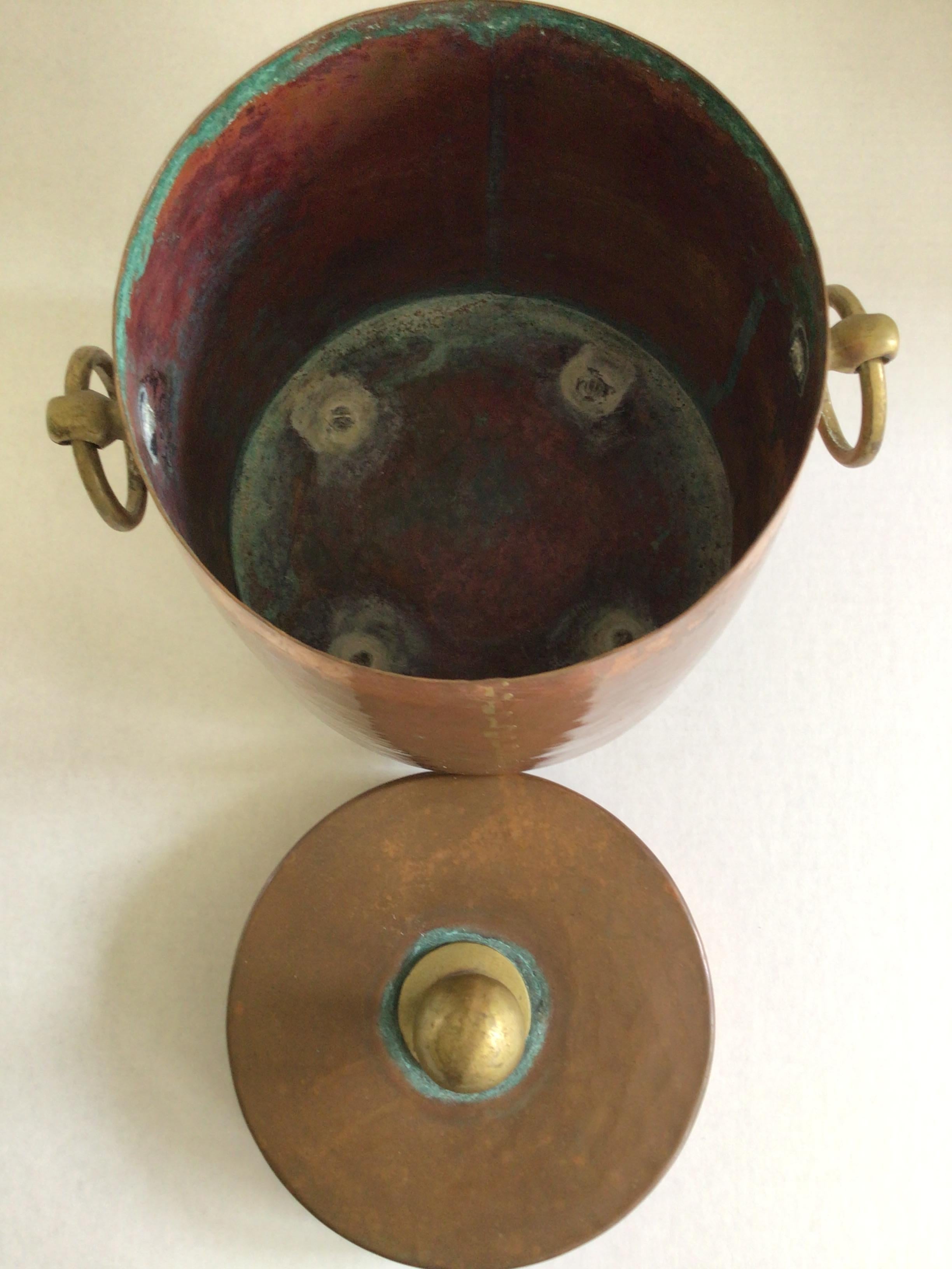1920s Hammered Copper Ice Bucket with Brass Feet, Handles, and Knob For Sale 1