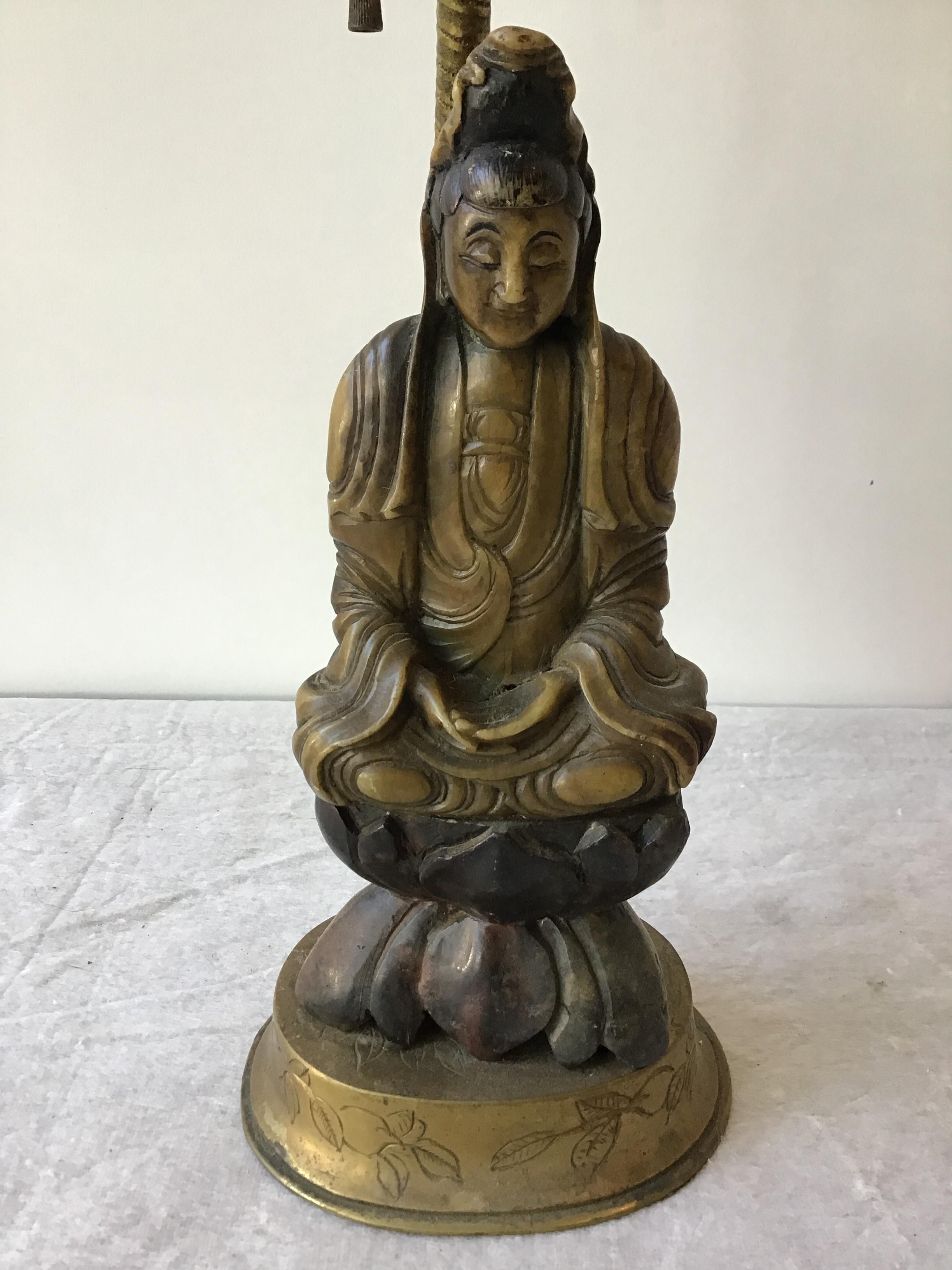 lampe figurative asiatique en stéatite sculptée à la main dans les années 1920:: sur socle en laiton Bon état - En vente à Tarrytown, NY