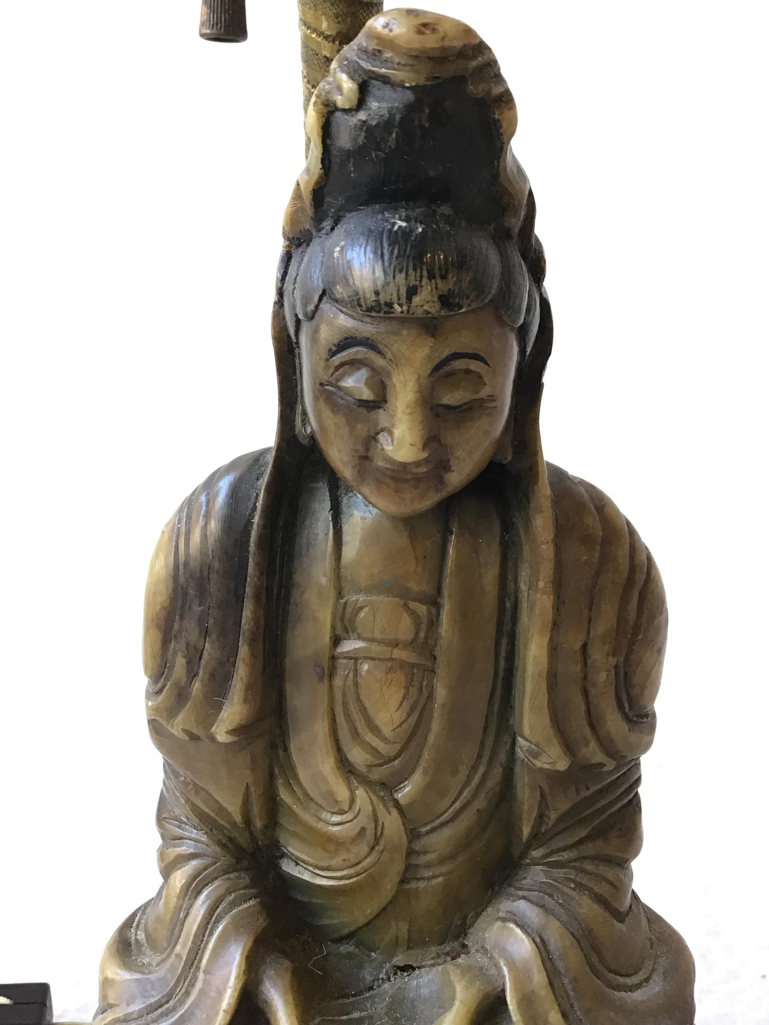 lampe figurative asiatique en stéatite sculptée à la main dans les années 1920:: sur socle en laiton en vente 3