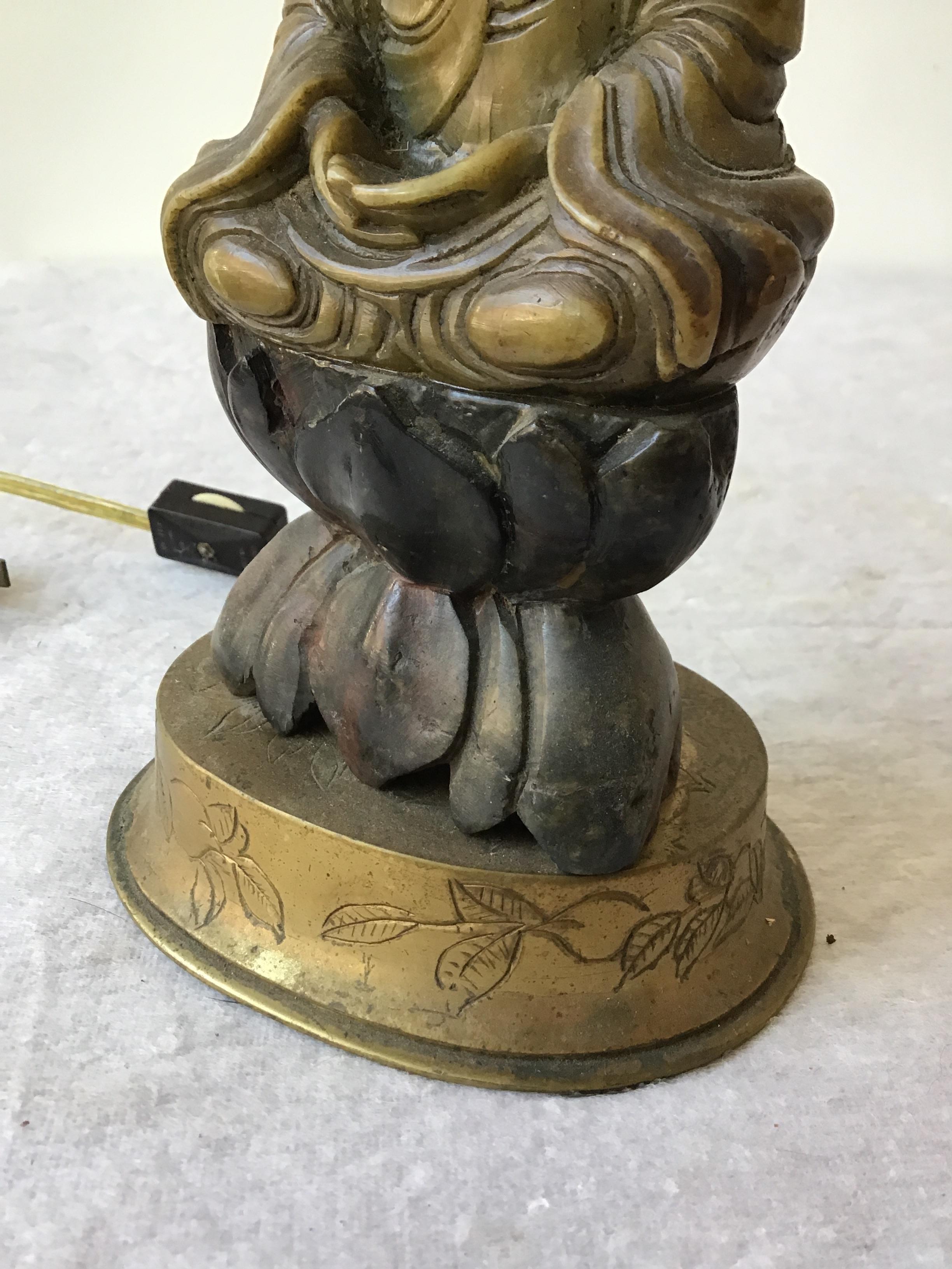 lampe figurative asiatique en stéatite sculptée à la main dans les années 1920:: sur socle en laiton en vente 4