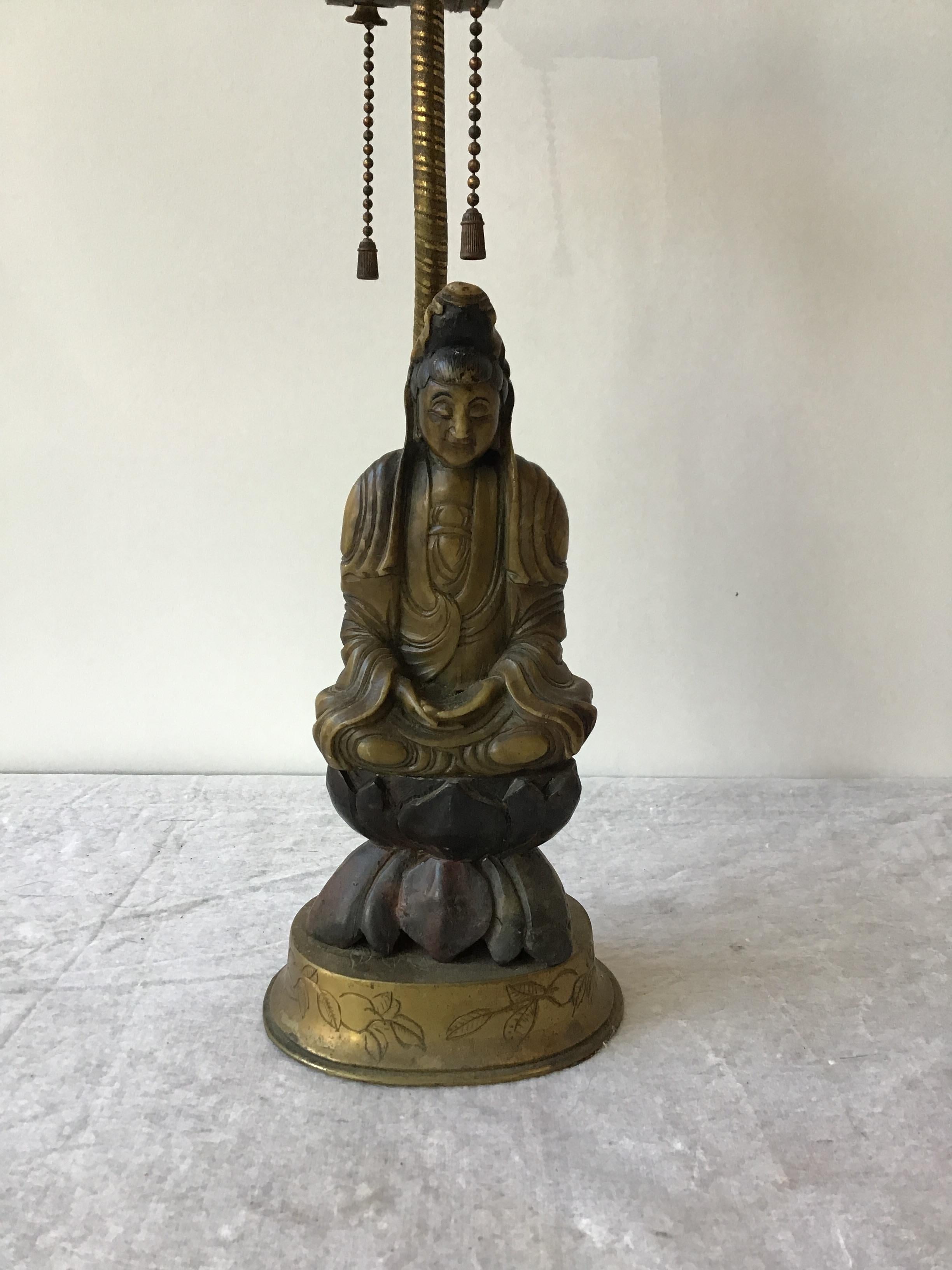 lampe asiatique des années 1920, sculptée à la main en stéatite, sur base en laiton.