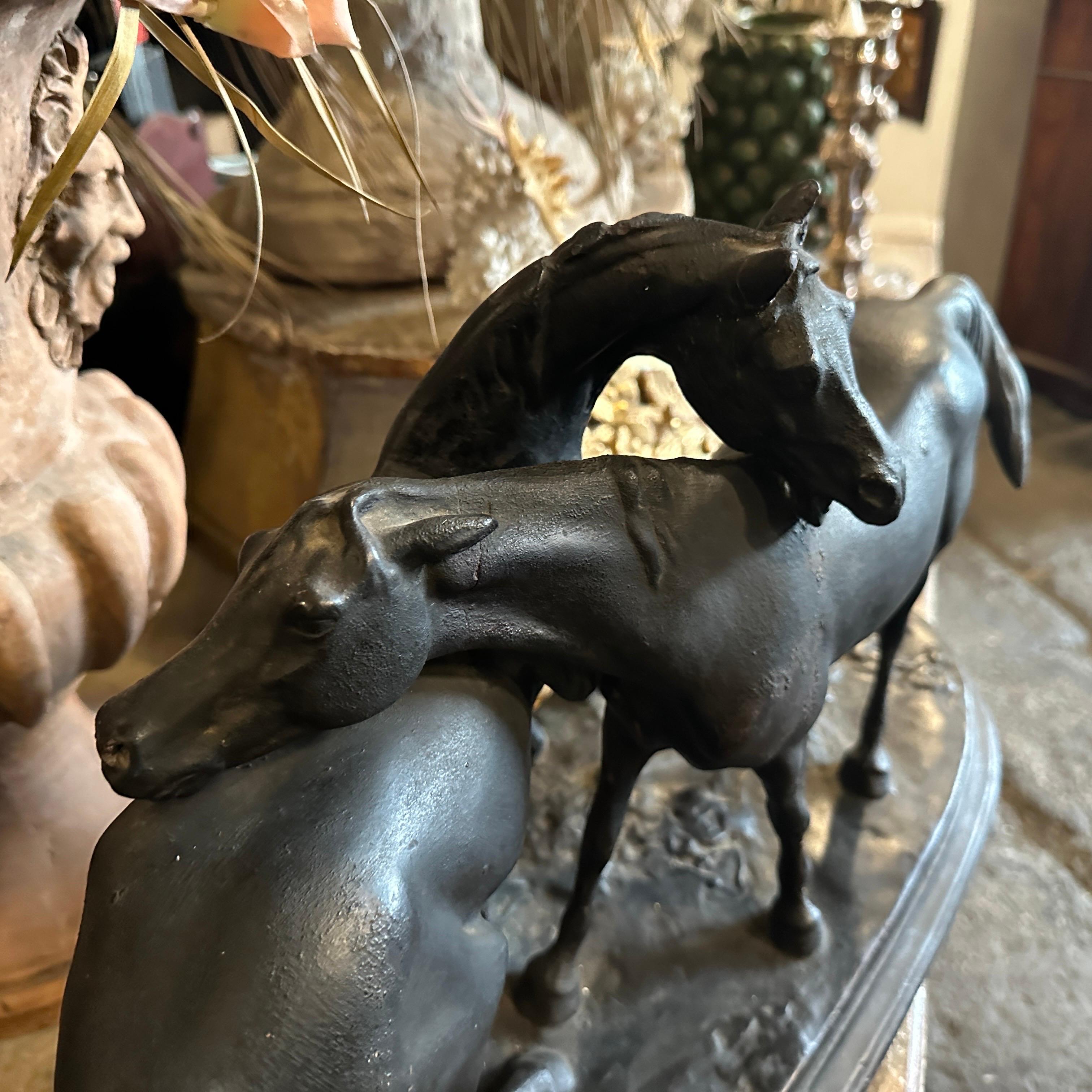 Figura italiana de terracota pintada a mano en negro de dos caballos de los años 20 en venta 2