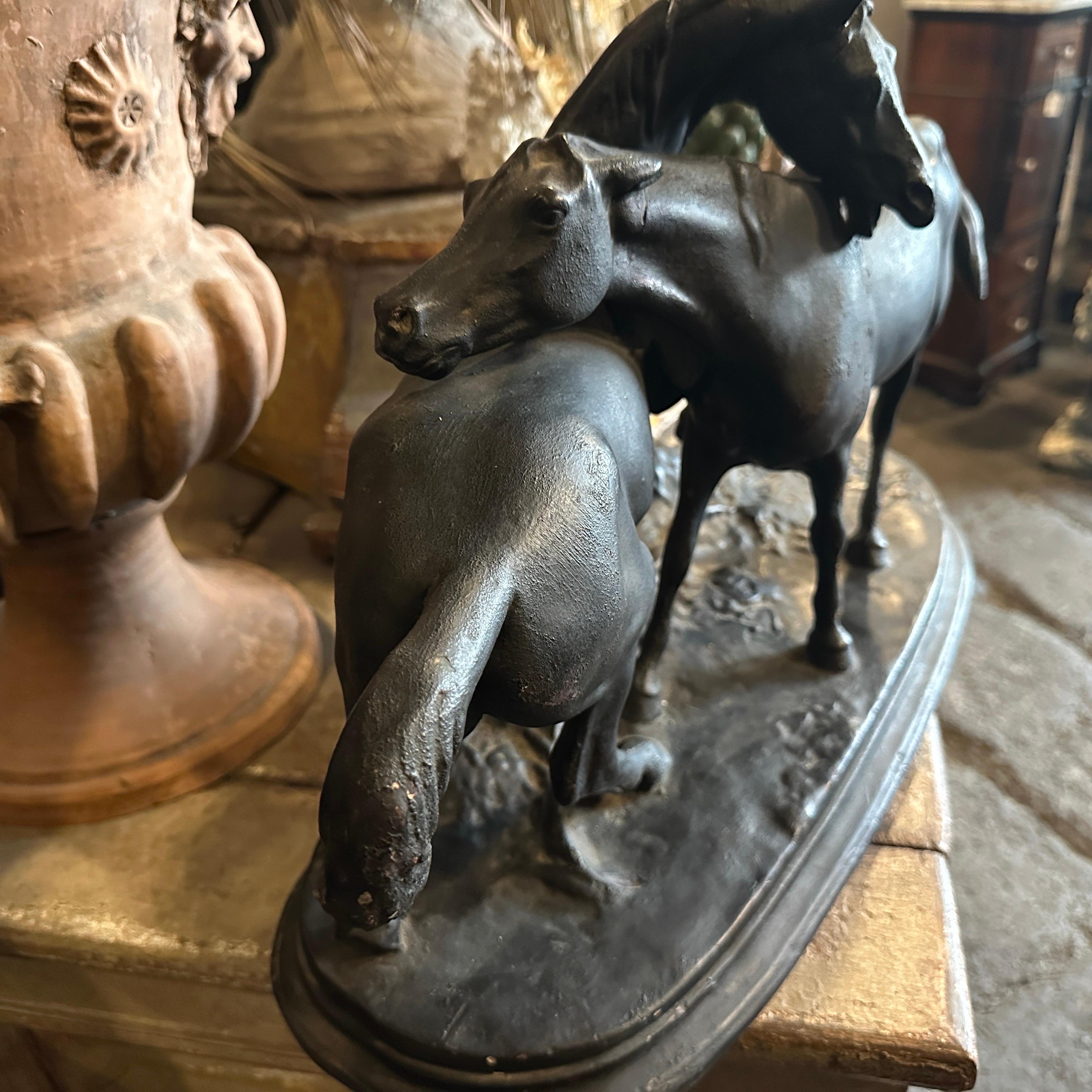 Figura italiana de terracota pintada a mano en negro de dos caballos de los años 20 en venta 3