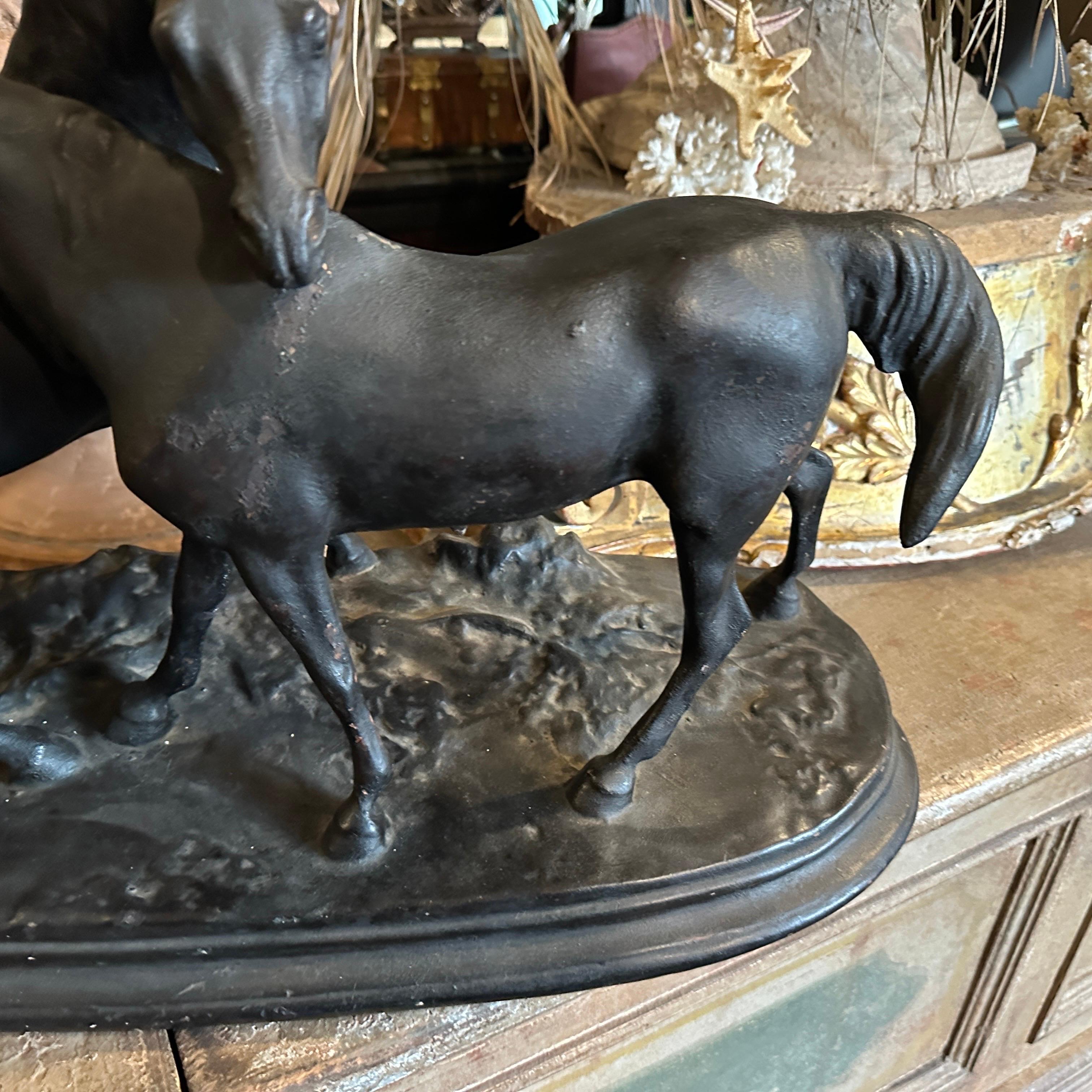 Figura italiana de terracota pintada a mano en negro de dos caballos de los años 20 Italiano en venta