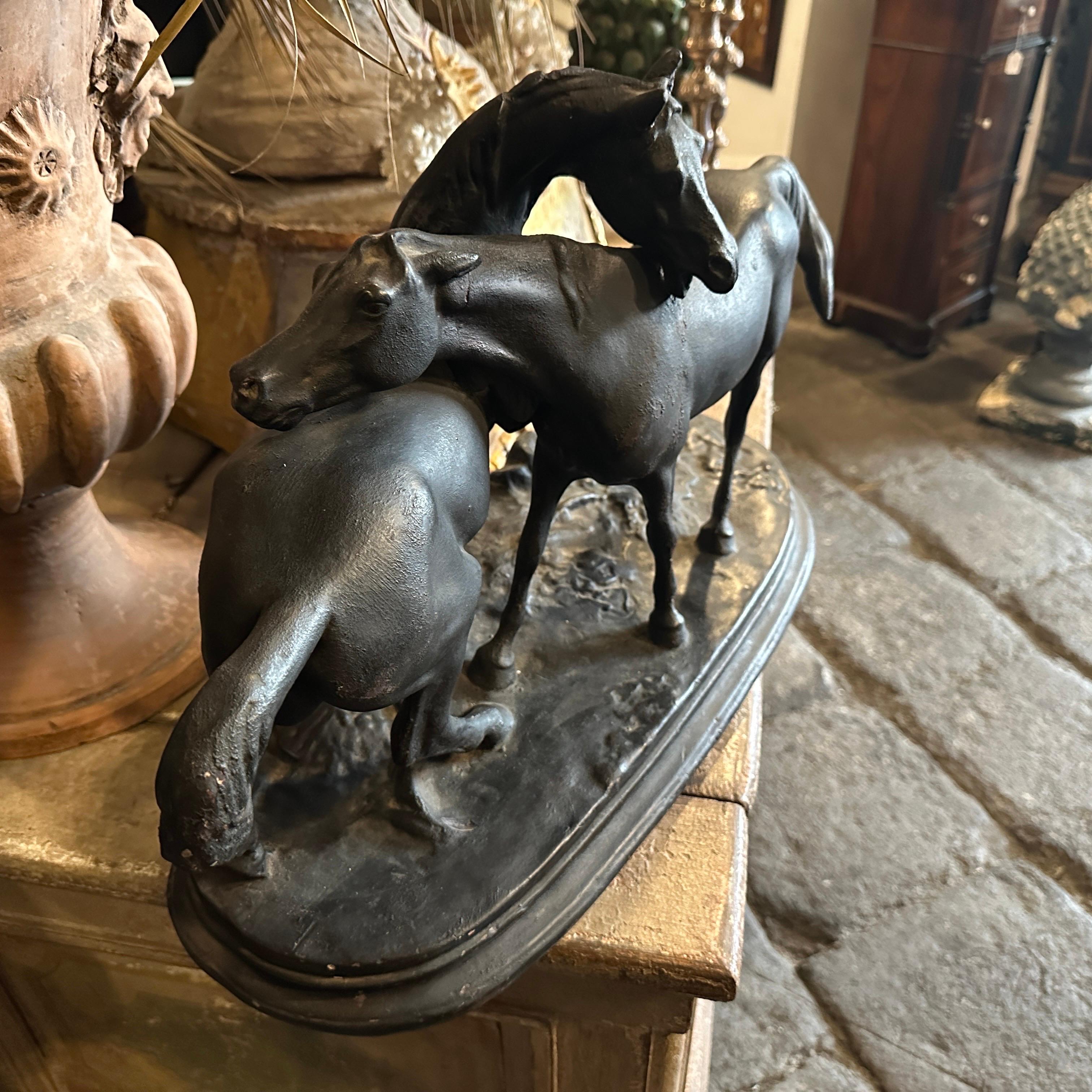 Figura italiana de terracota pintada a mano en negro de dos caballos de los años 20 Hecho a mano en venta
