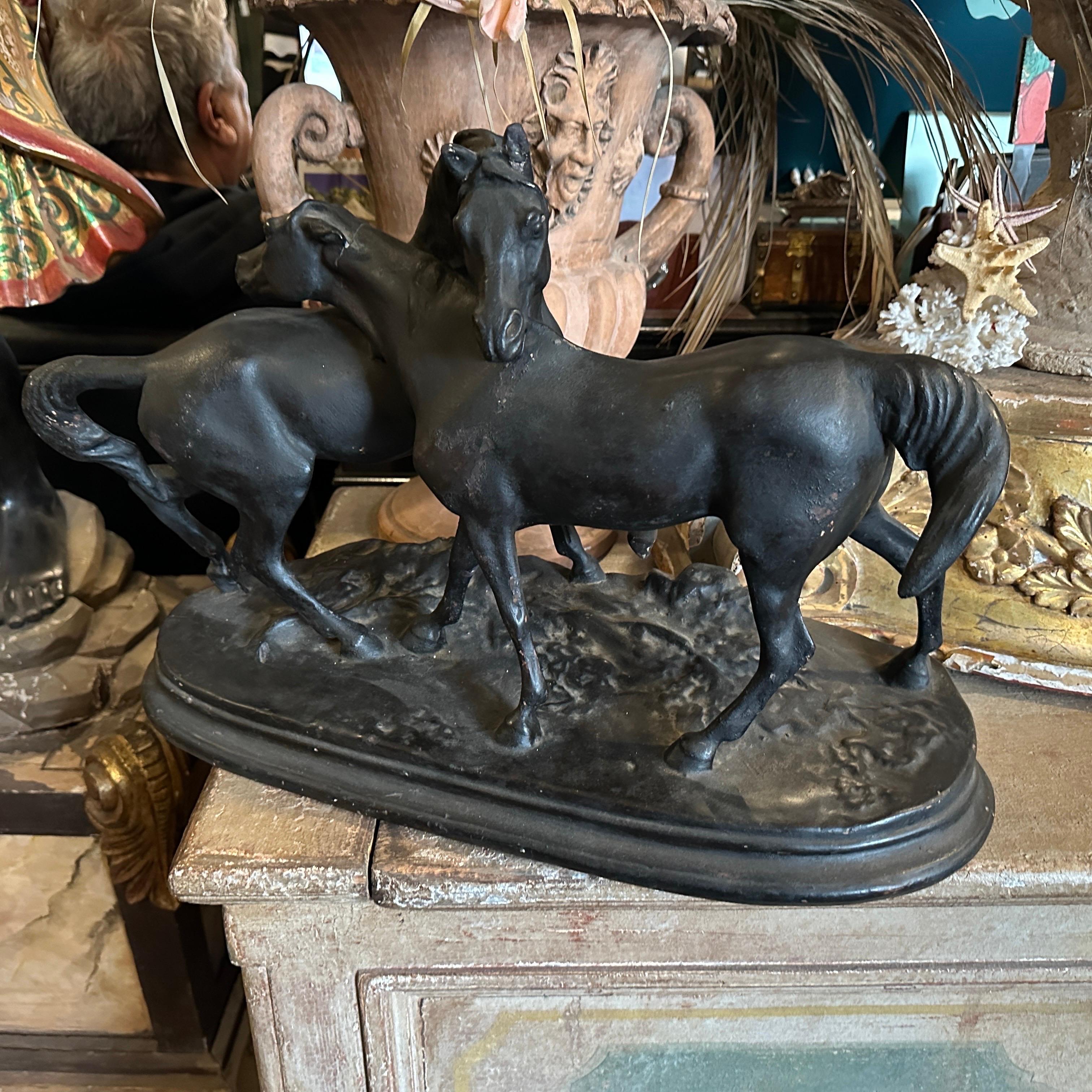 Figura italiana de terracota pintada a mano en negro de dos caballos de los años 20 en Bueno estado para la venta en Catania, Sicilia