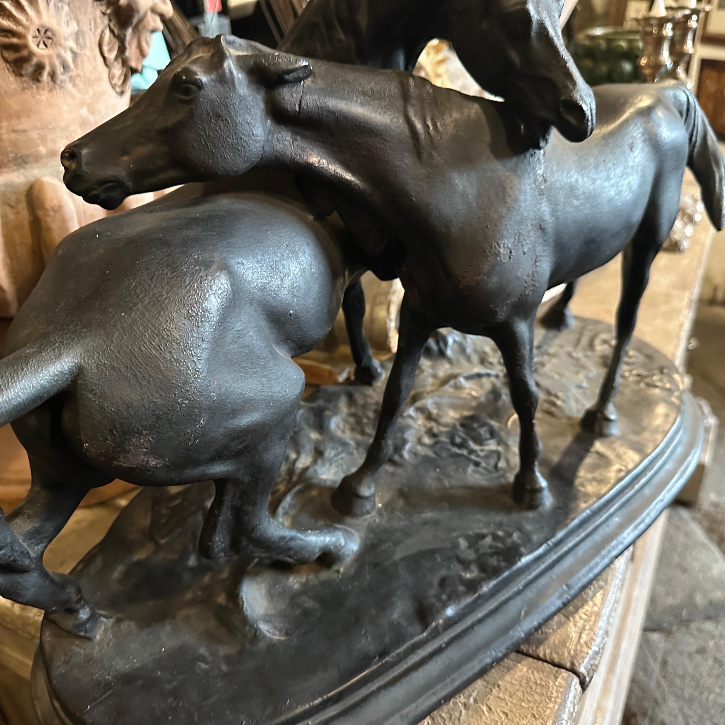 Figura italiana de terracota pintada a mano en negro de dos caballos de los años 20 siglo XX en venta