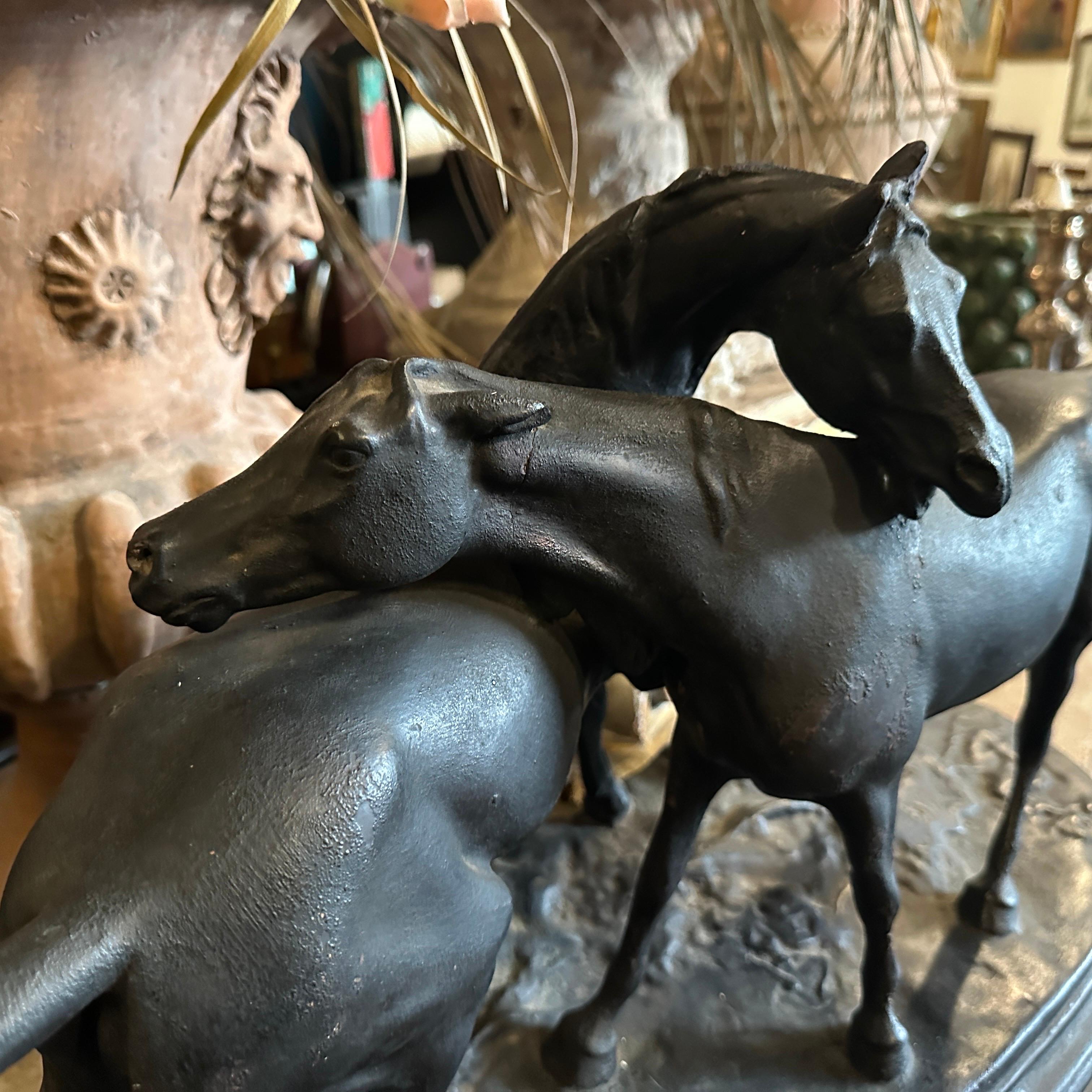 Figura italiana de terracota pintada a mano en negro de dos caballos de los años 20 Terracota en venta