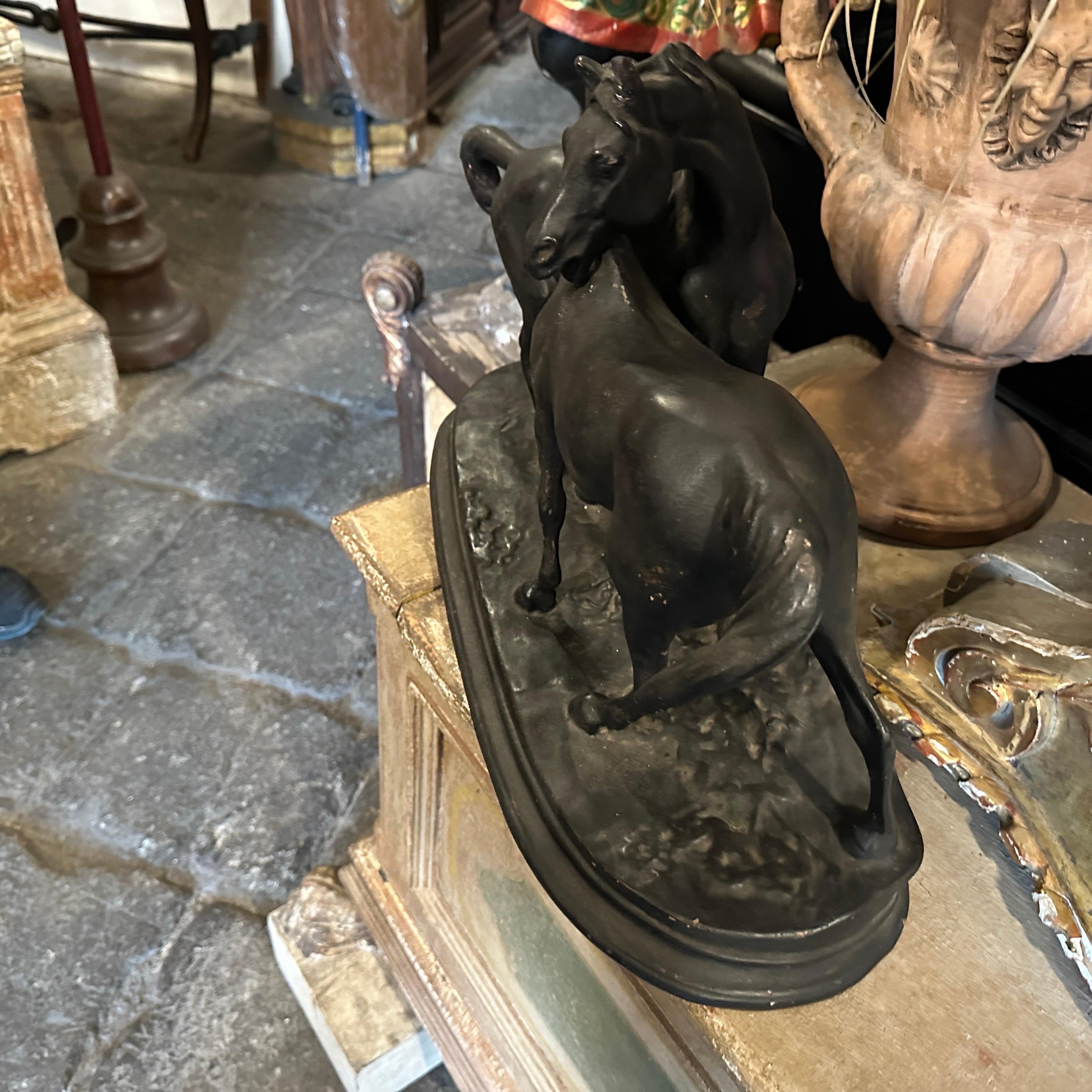 Figura italiana de terracota pintada a mano en negro de dos caballos de los años 20 en venta 1