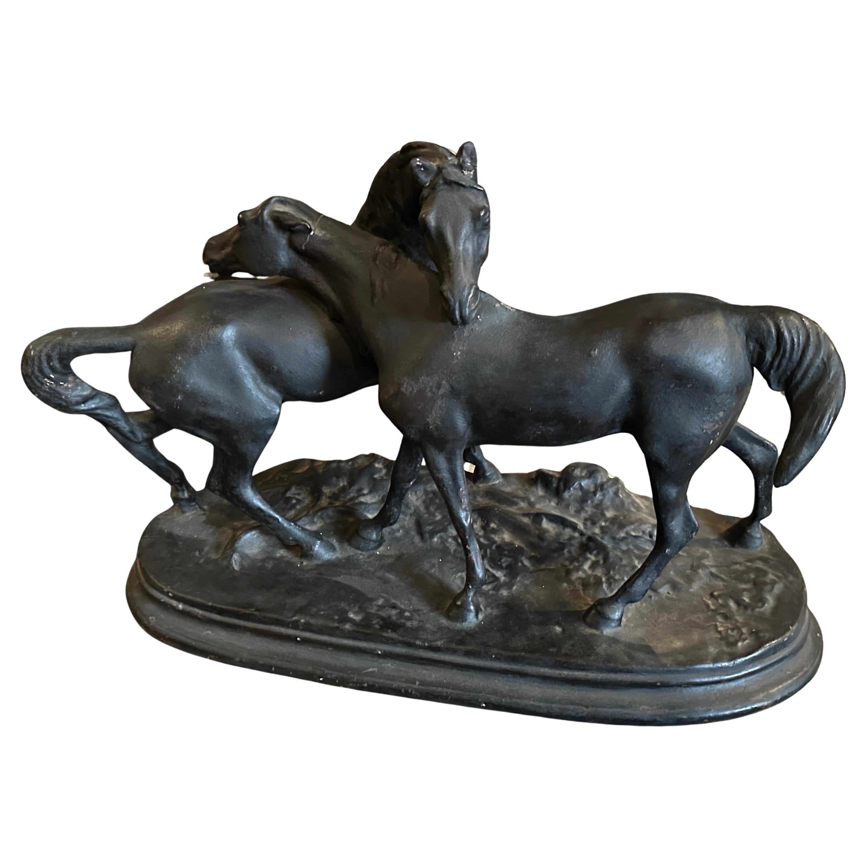 Figura italiana de terracota pintada a mano en negro de dos caballos de los años 20 en venta