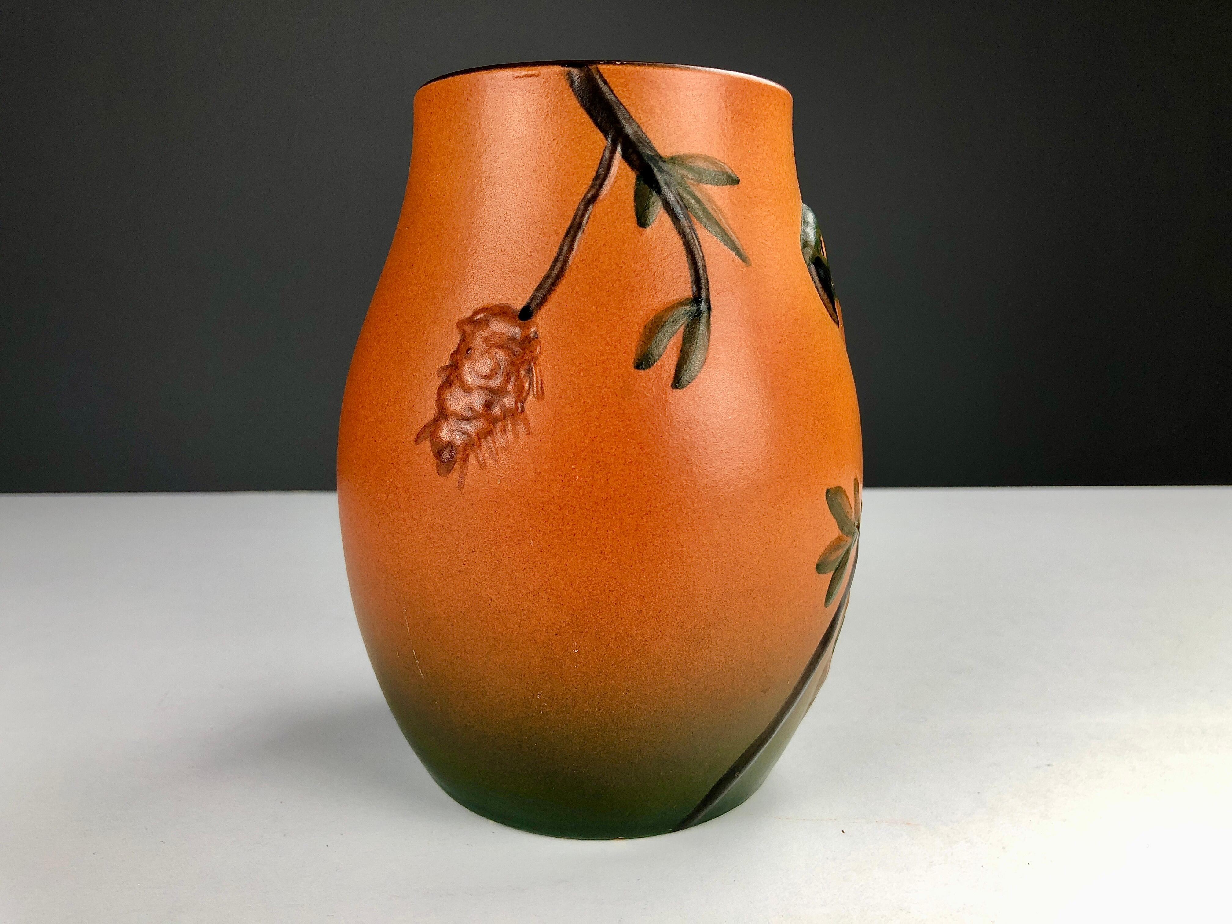 1920er Jahre Handgefertigte dänische Jugendstil-Papagei verzierte Vase von P. Ipsens Enke (Dänisch) im Angebot