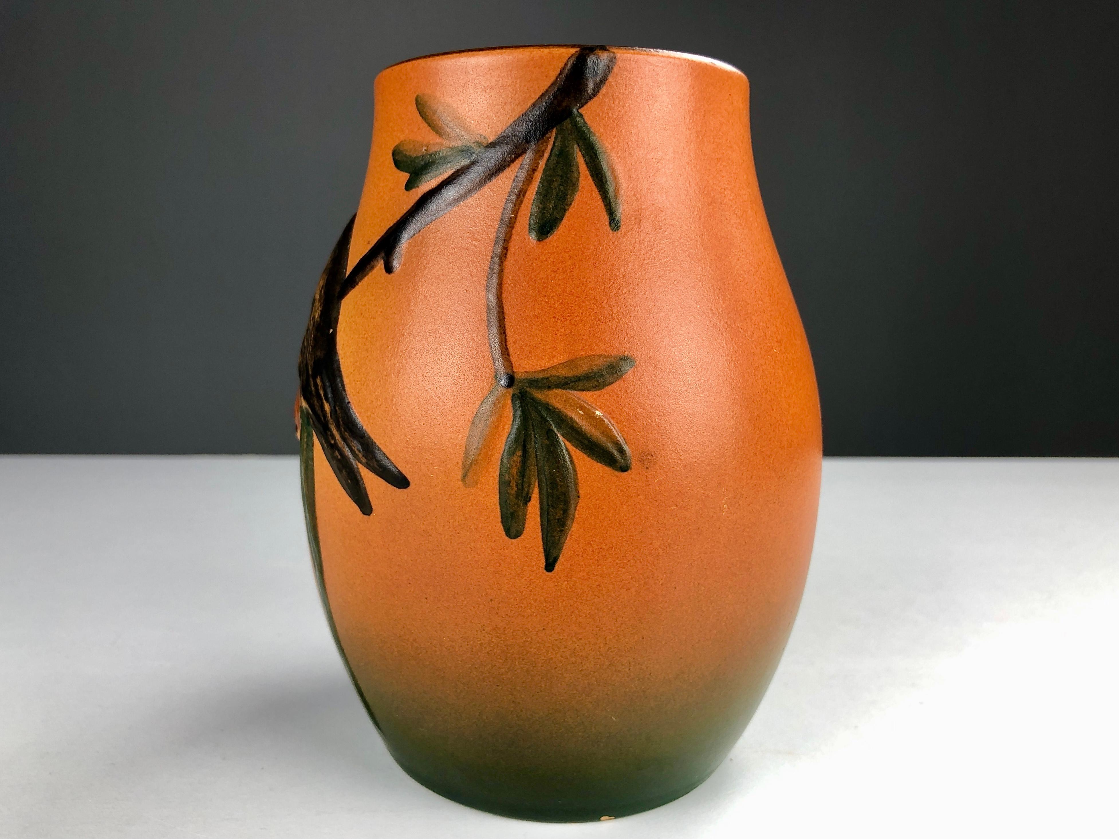 1920er Jahre Handgefertigte dänische Jugendstil-Papagei verzierte Vase von P. Ipsens Enke im Zustand „Gut“ im Angebot in Knebel, DK