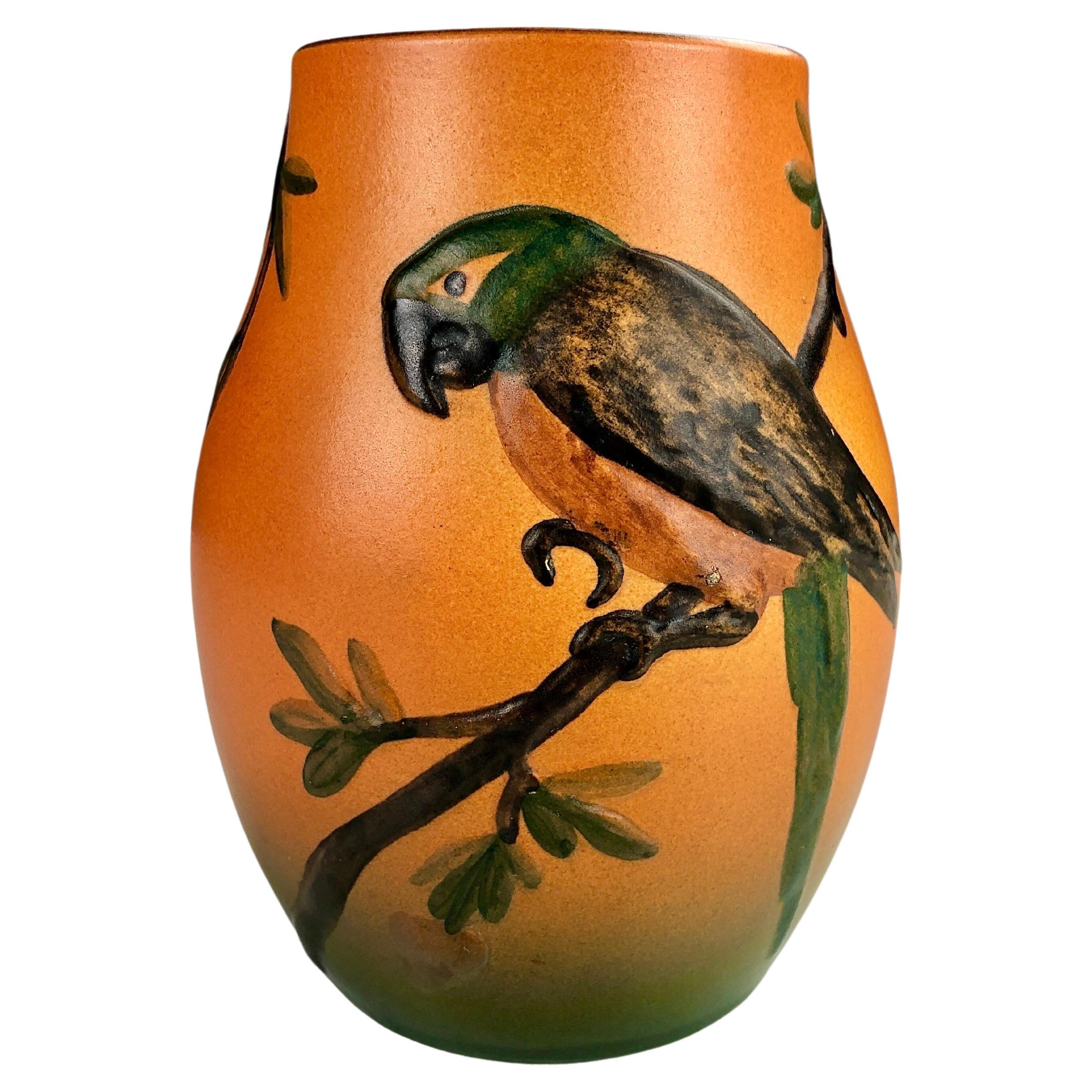 Vase Art Nouveau danois des années 1920, fait main et décoré de perroquets par P. Ipsens Enke
