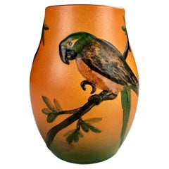 1920er Jahre Handgefertigte dänische Jugendstil-Papagei verzierte Vase von P. Ipsens Enke