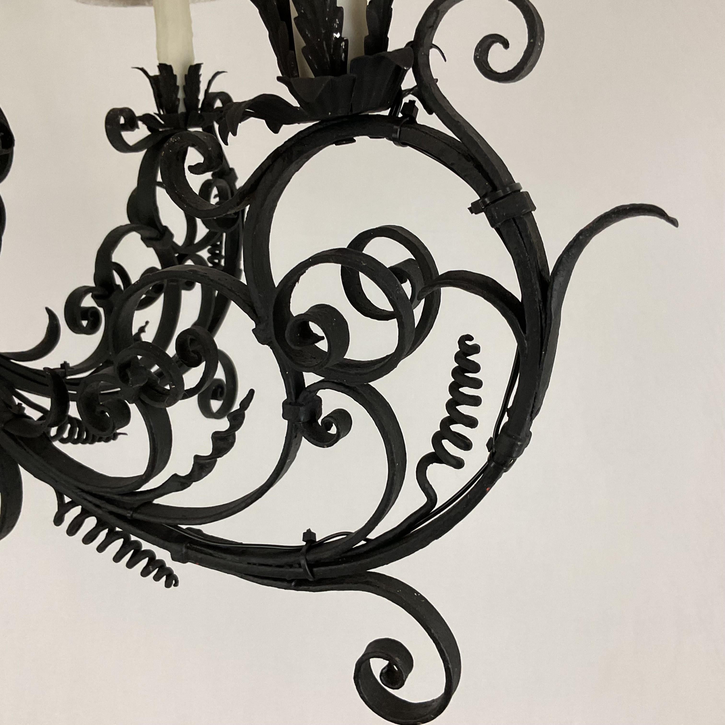 Araña de hierro forjado a mano de 1920 en venta 5