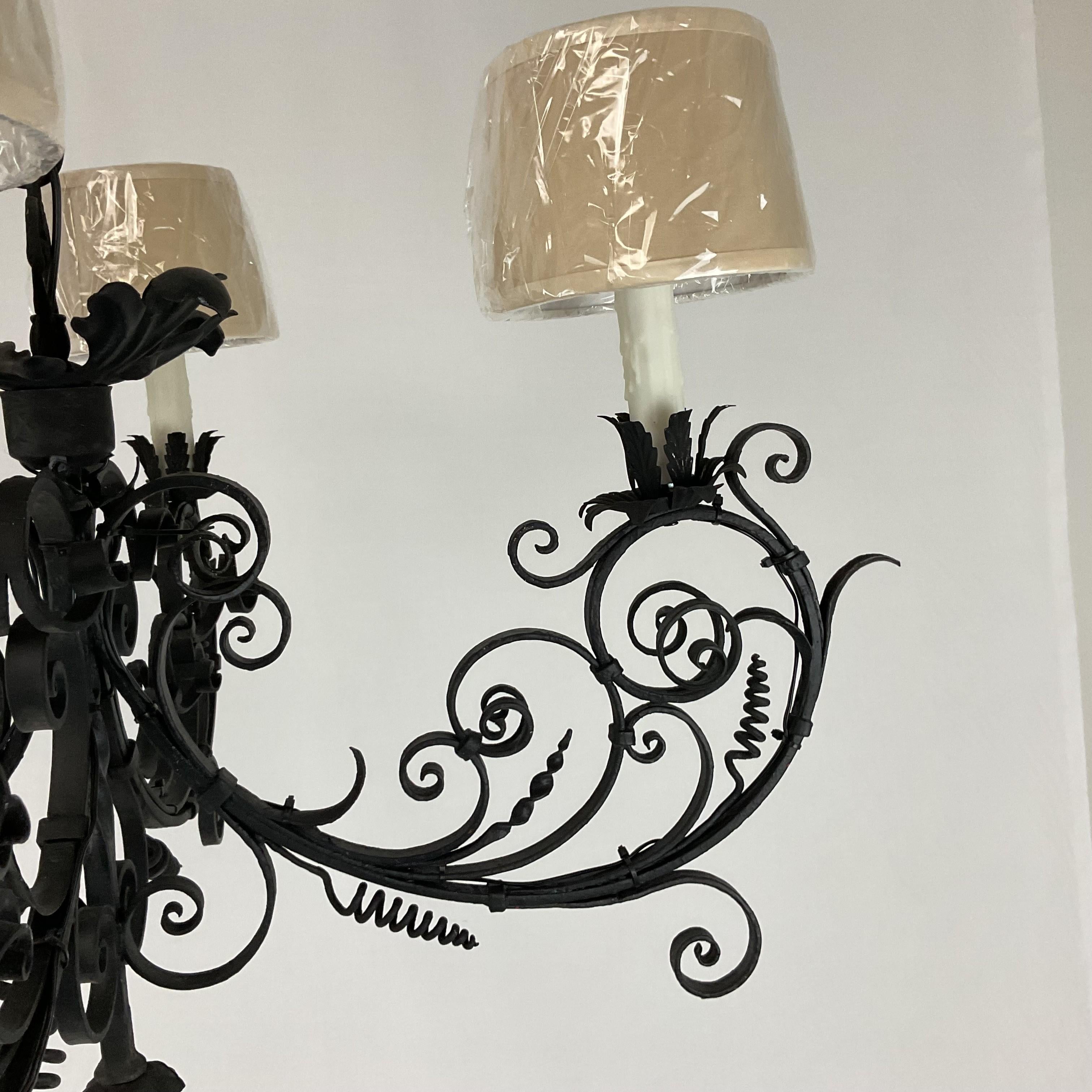 Preciosa araña italiana ornamentada de hierro macizo martillado a mano. Zarcillos extremos desplegados, intrincadamente detallados. Artesanía de principios de siglo. Fabricado originalmente para velas. Ahora con todos los nuevos ganchos y alambres