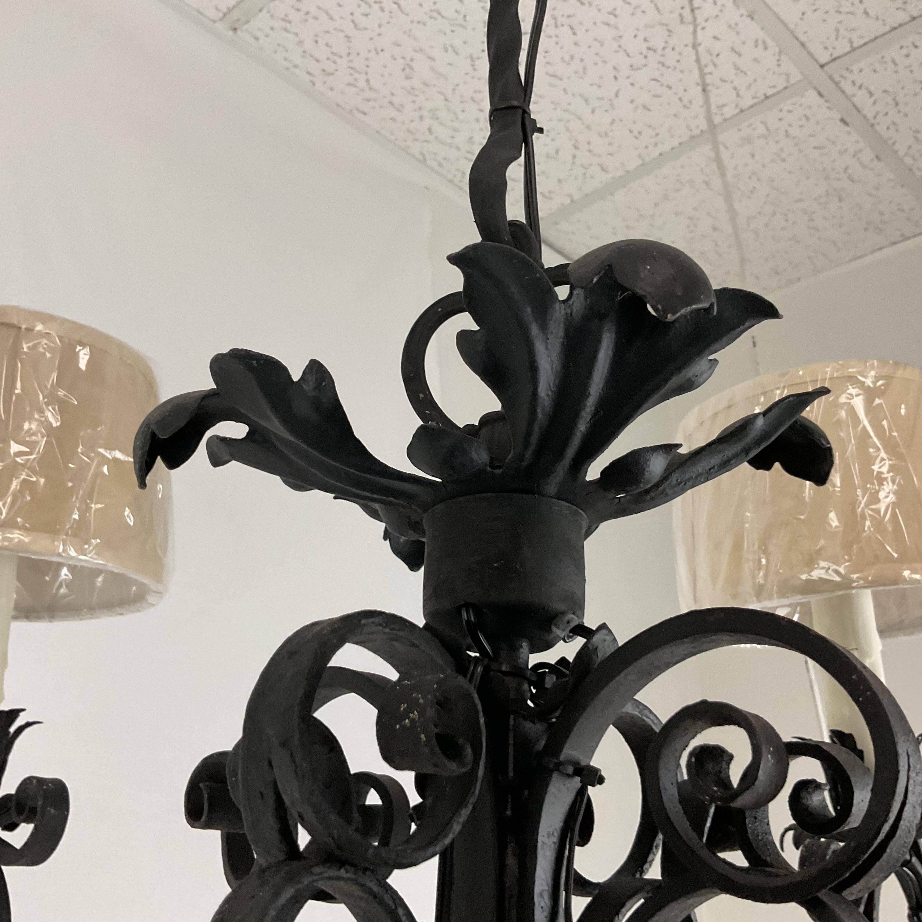 Araña de hierro forjado a mano de 1920 en venta 2
