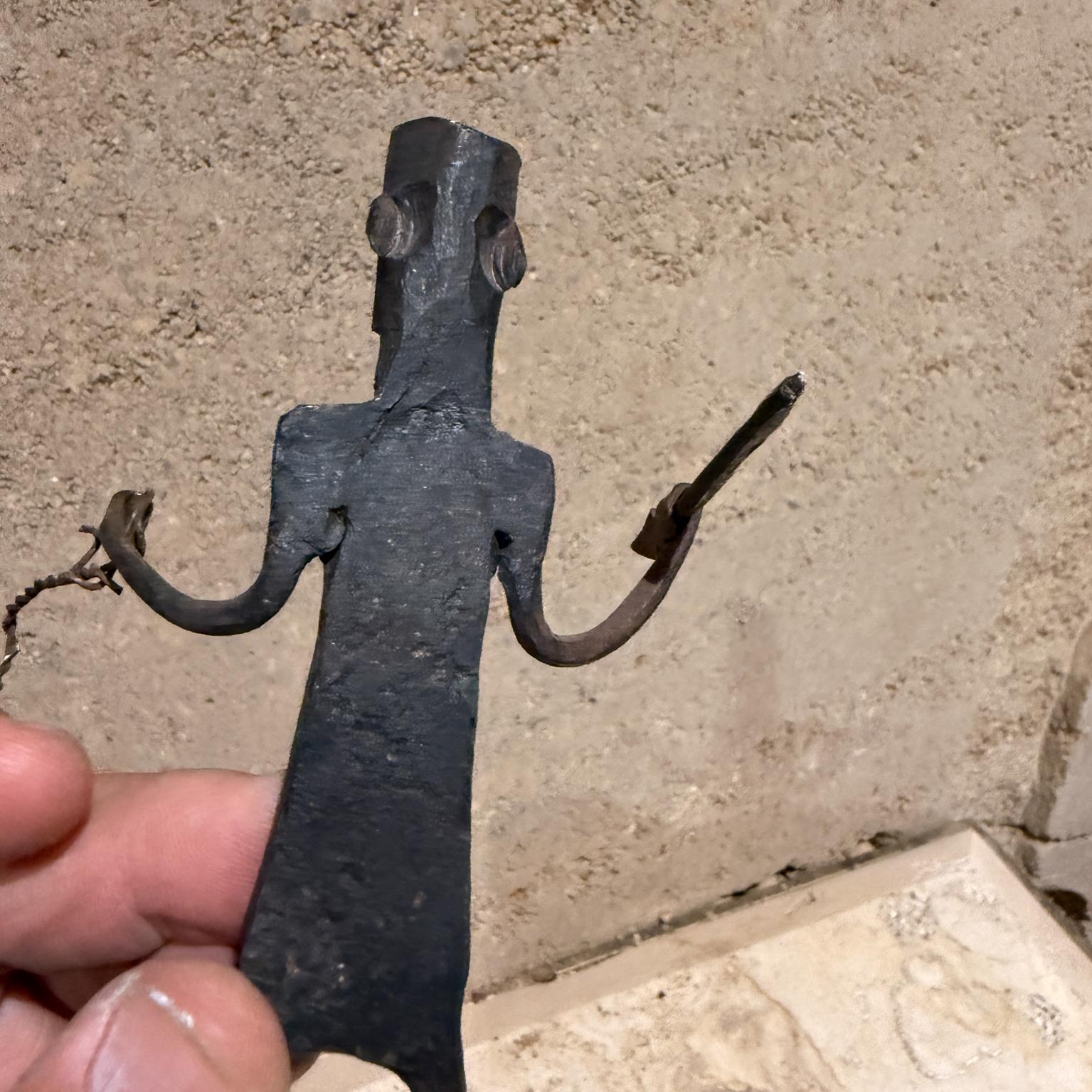 Scultura giocattolo di guerriero in ferro forgiato a mano del 1920, Dogon africano in vendita 3